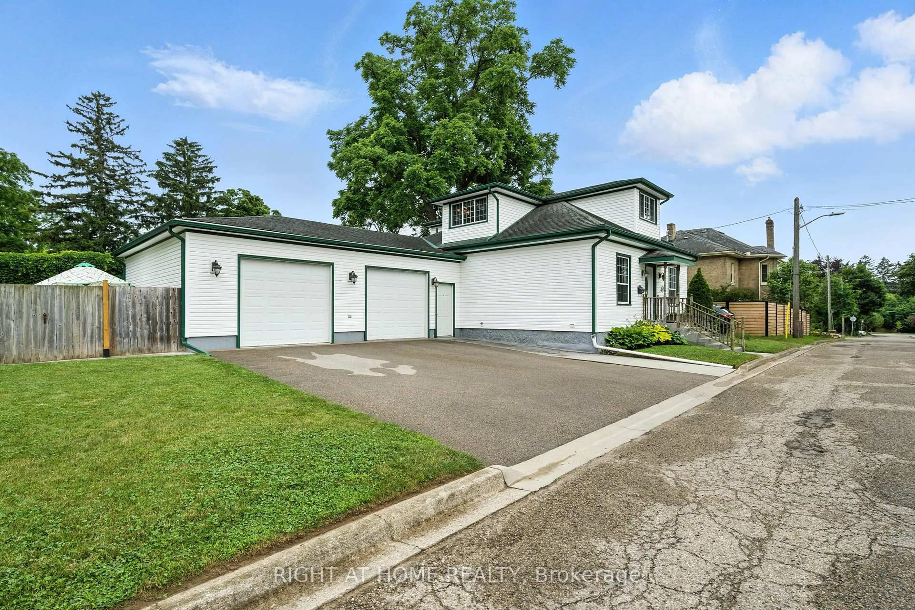 Unknown for 19 Smith St, Brant Ontario N3L 1M3
