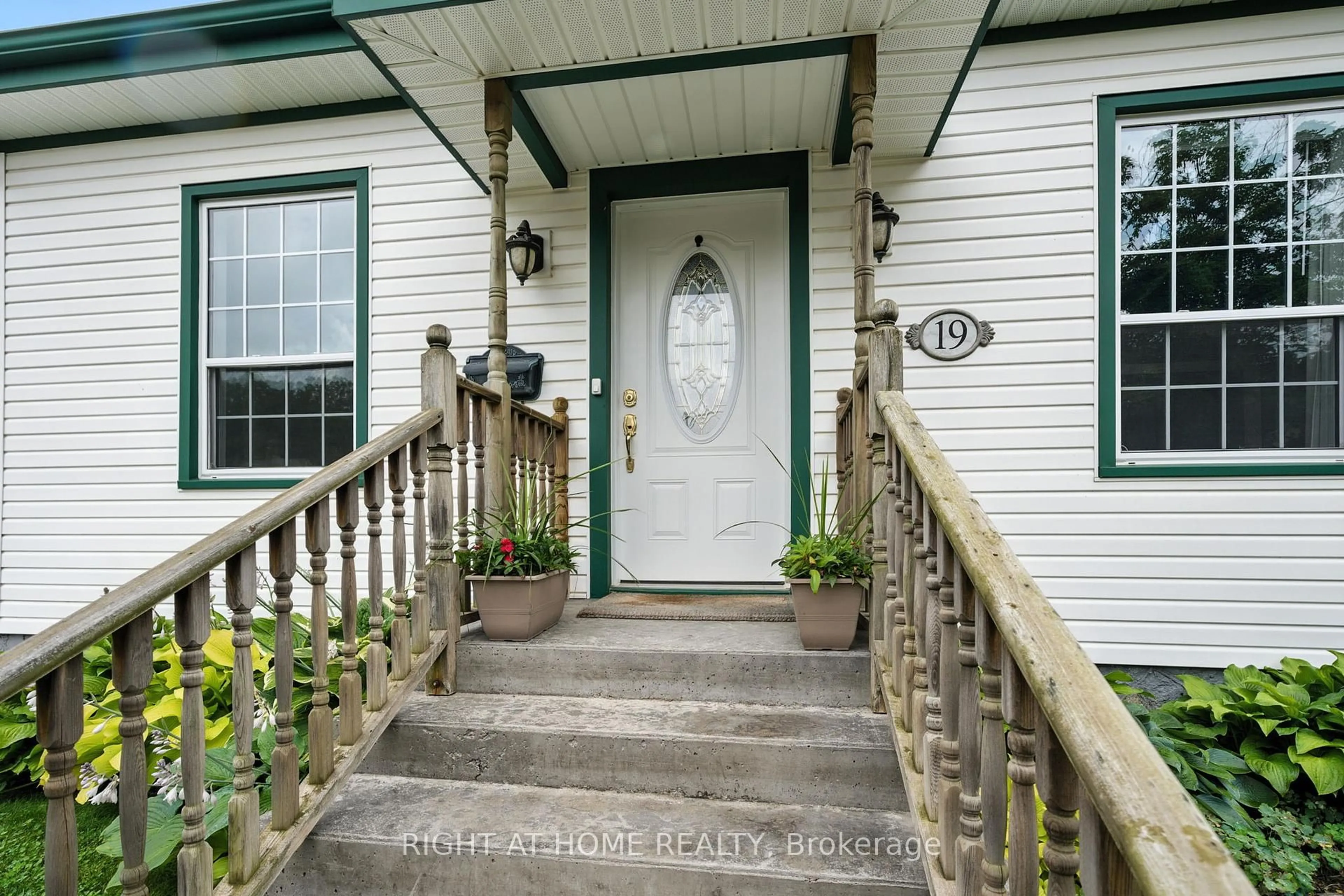 Indoor entryway for 19 Smith St, Brant Ontario N3L 1M3