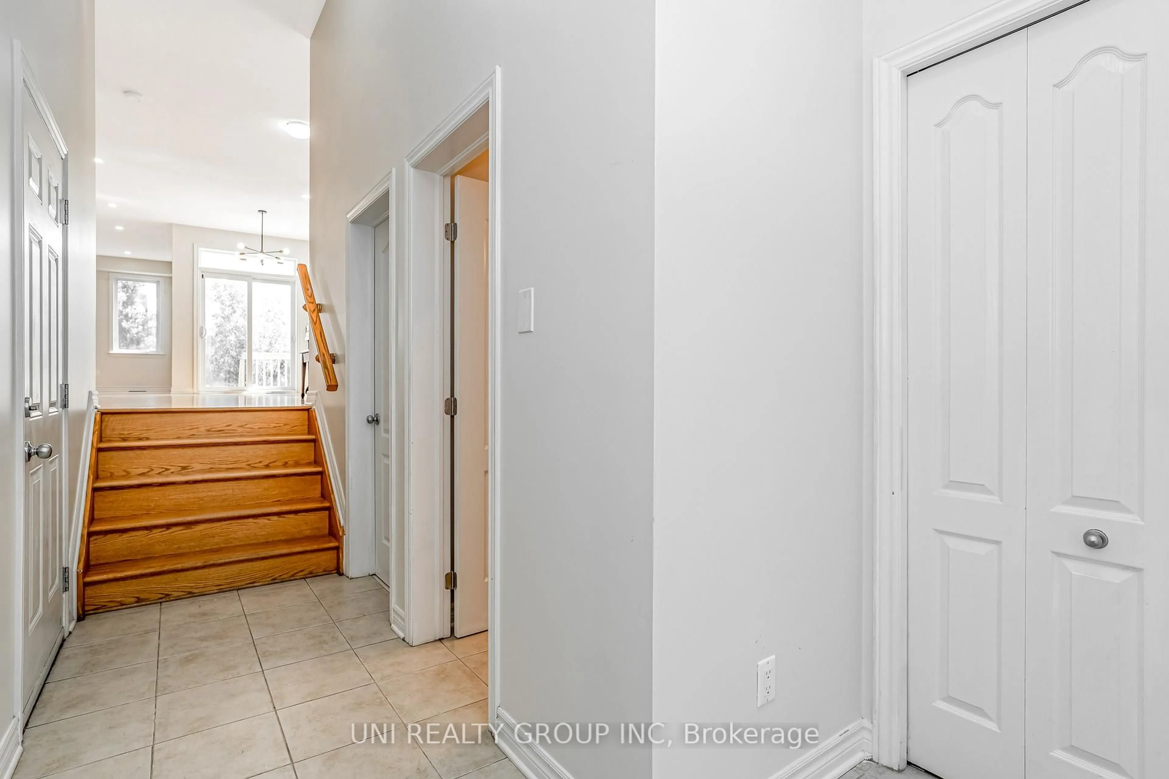 Indoor entryway for 279 HARTHILL Way, Ottawa Ontario K2J 0P2