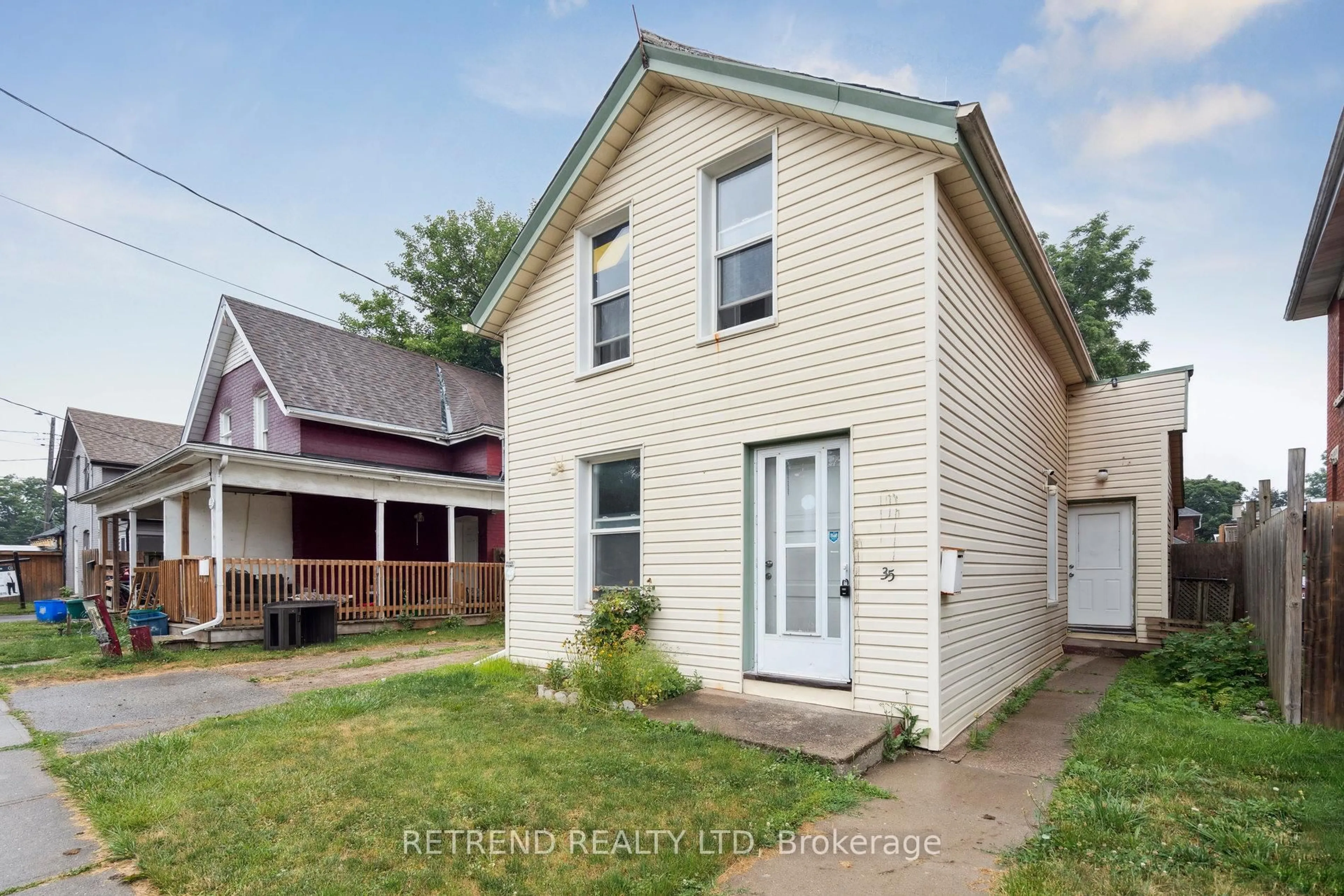 A pic from outside/outdoor area/front of a property/back of a property/a pic from drone, street for 35 Park Ave, Brantford Ontario N3S 5T5
