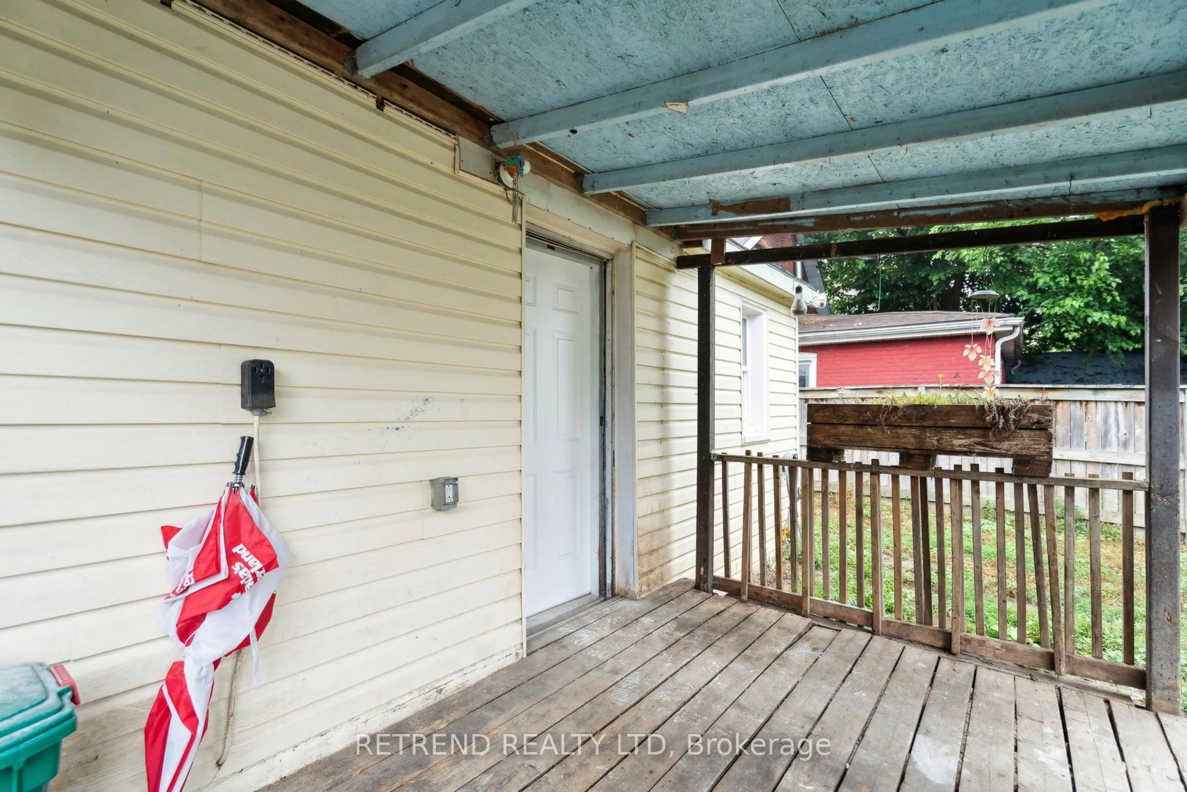 Patio, street for 35 Park Ave, Brantford Ontario N3S 5T5