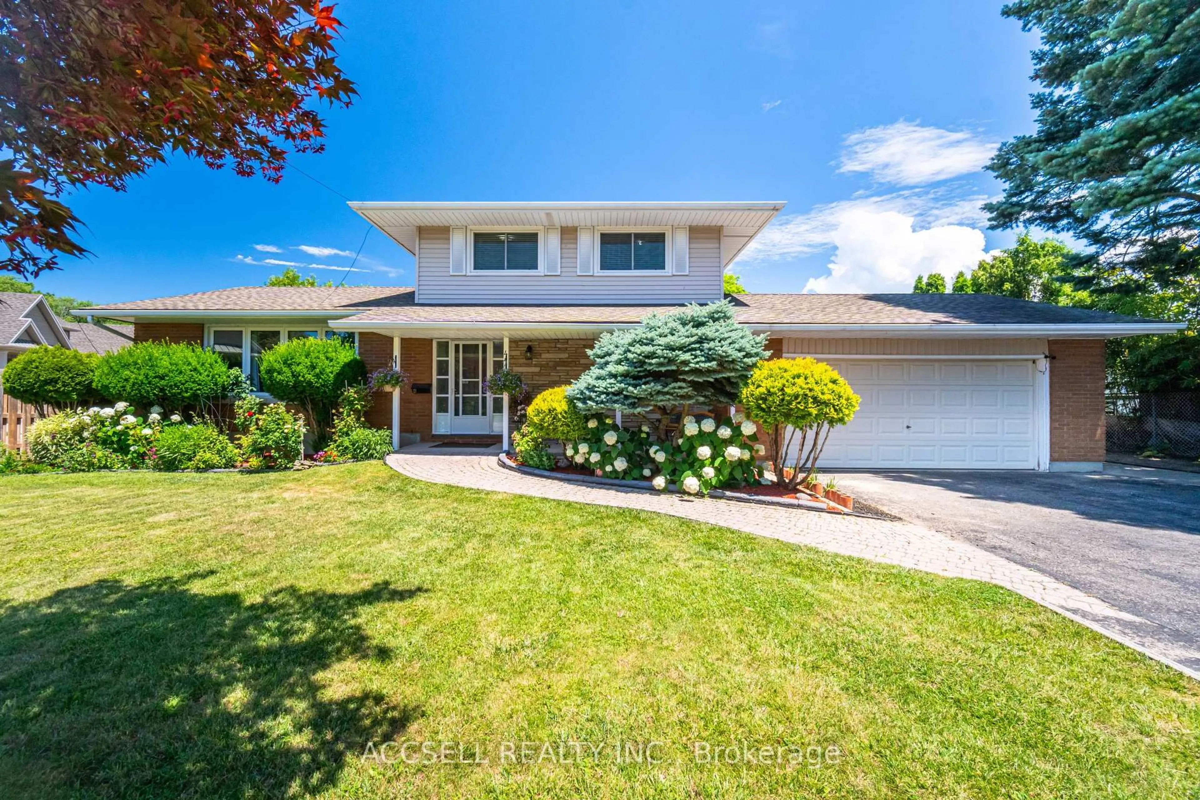 Home with vinyl exterior material, street for 4 Tanner Circ, St. Catharines Ontario L2N 3M9