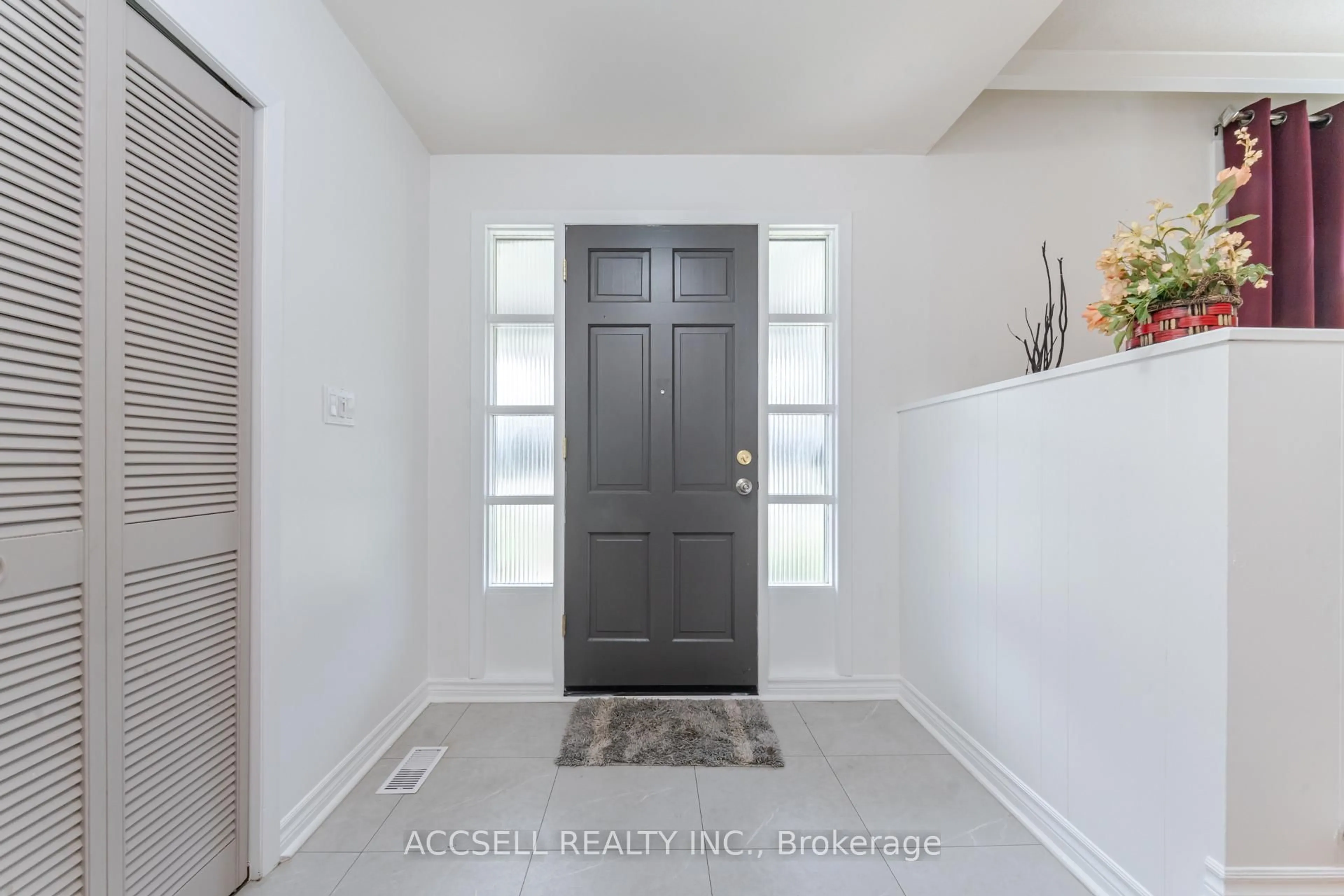 Indoor entryway for 4 Tanner Circ, St. Catharines Ontario L2N 3M9