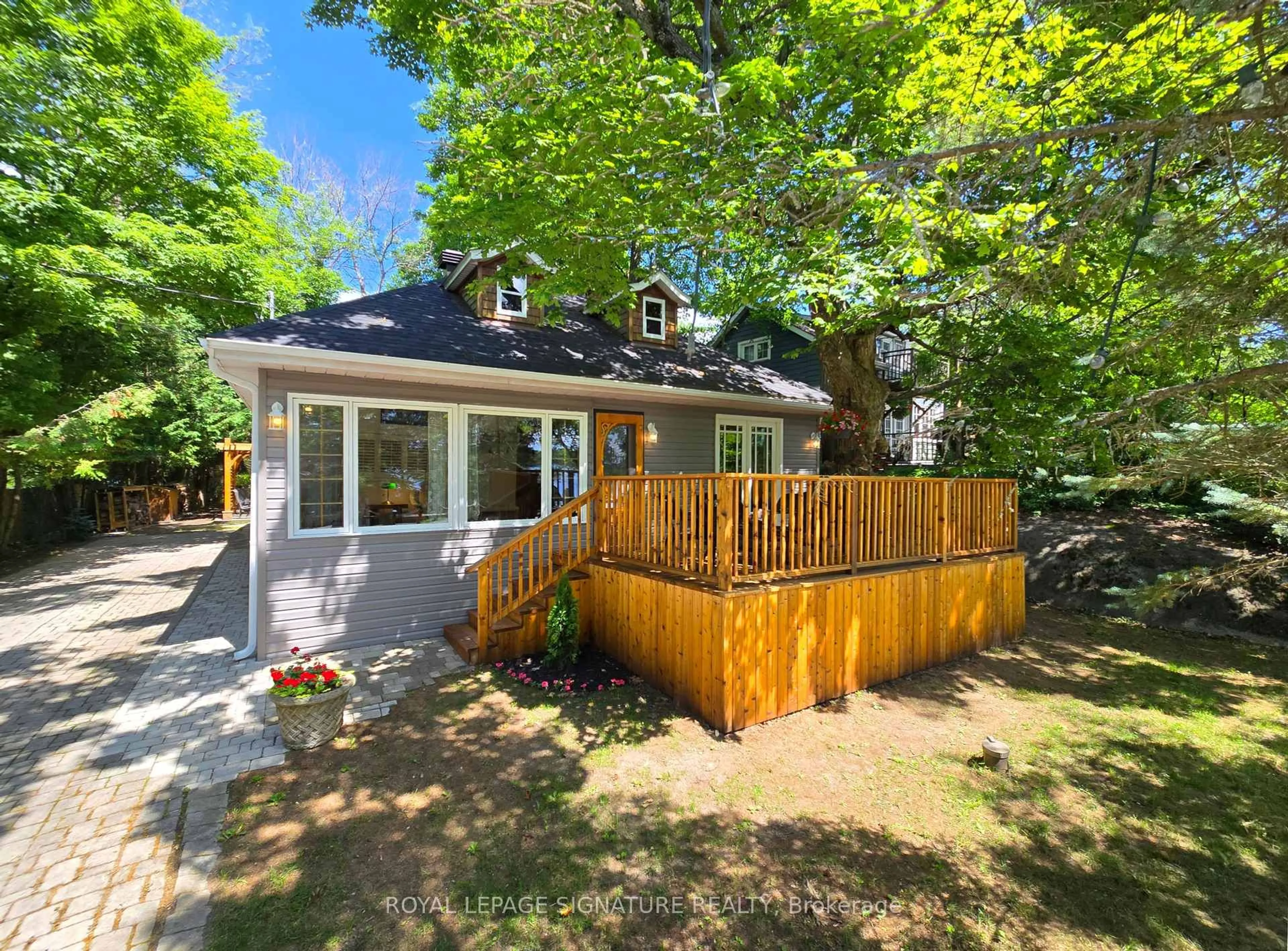 A pic from outside/outdoor area/front of a property/back of a property/a pic from drone, street for 1024 Bowyers Beach Rd, Bracebridge Ontario P1L 1W8