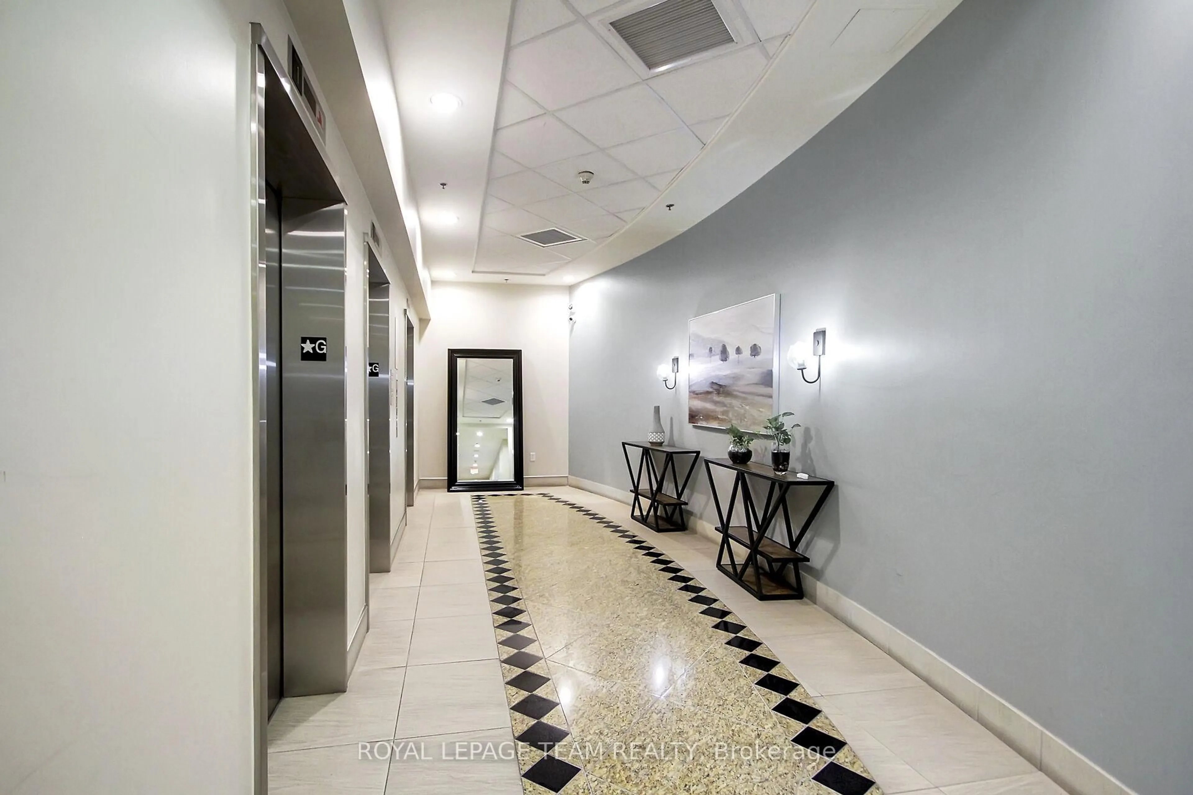 Indoor foyer for 90 Landry St #1104, Ottawa Ontario K1L 0A9