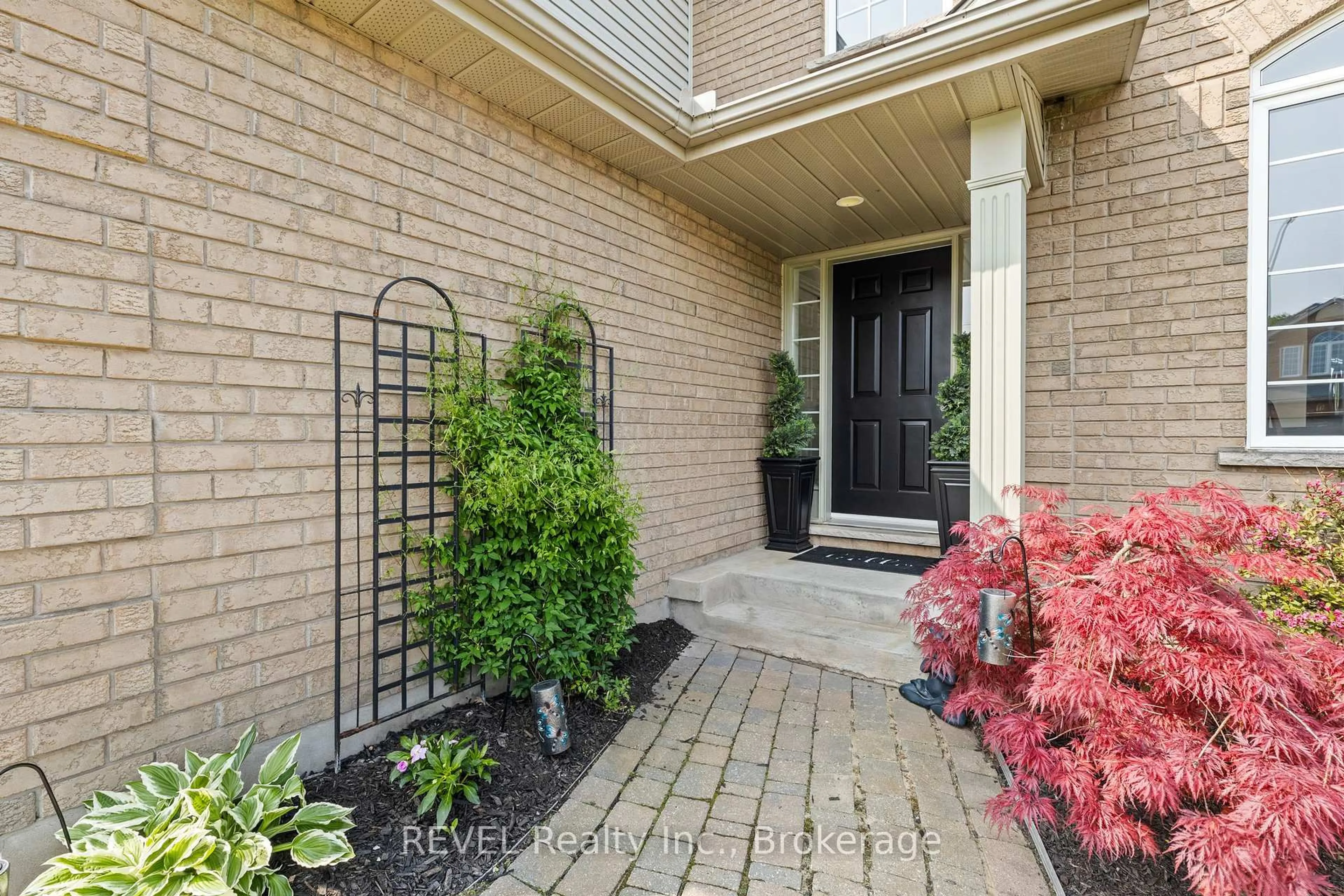 Indoor entryway for 31 Raspberry Tr, Thorold Ontario L2V 5E3