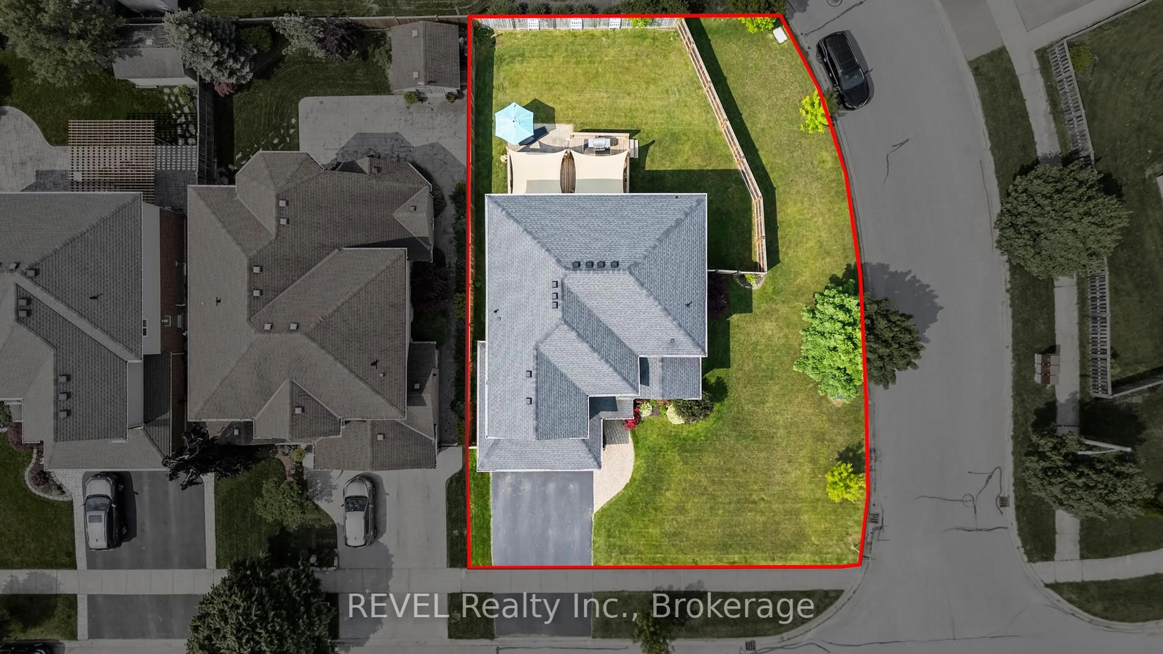 A pic from outside/outdoor area/front of a property/back of a property/a pic from drone, water/lake/river/ocean view for 31 Raspberry Tr, Thorold Ontario L2V 5E3