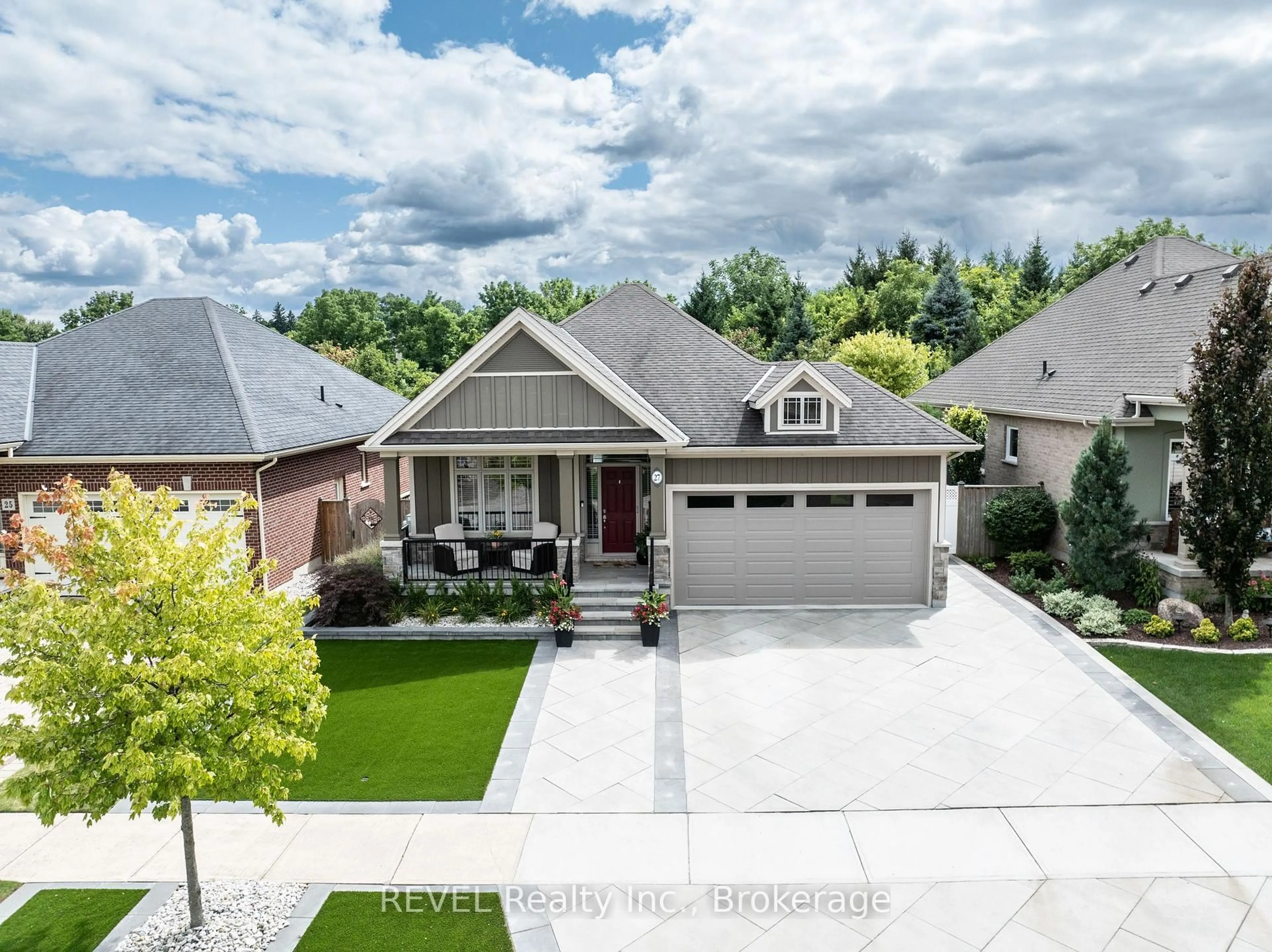 A pic from outside/outdoor area/front of a property/back of a property/a pic from drone, street for 27 HICKORY Ave, Niagara-on-the-Lake Ontario L0S 1J1