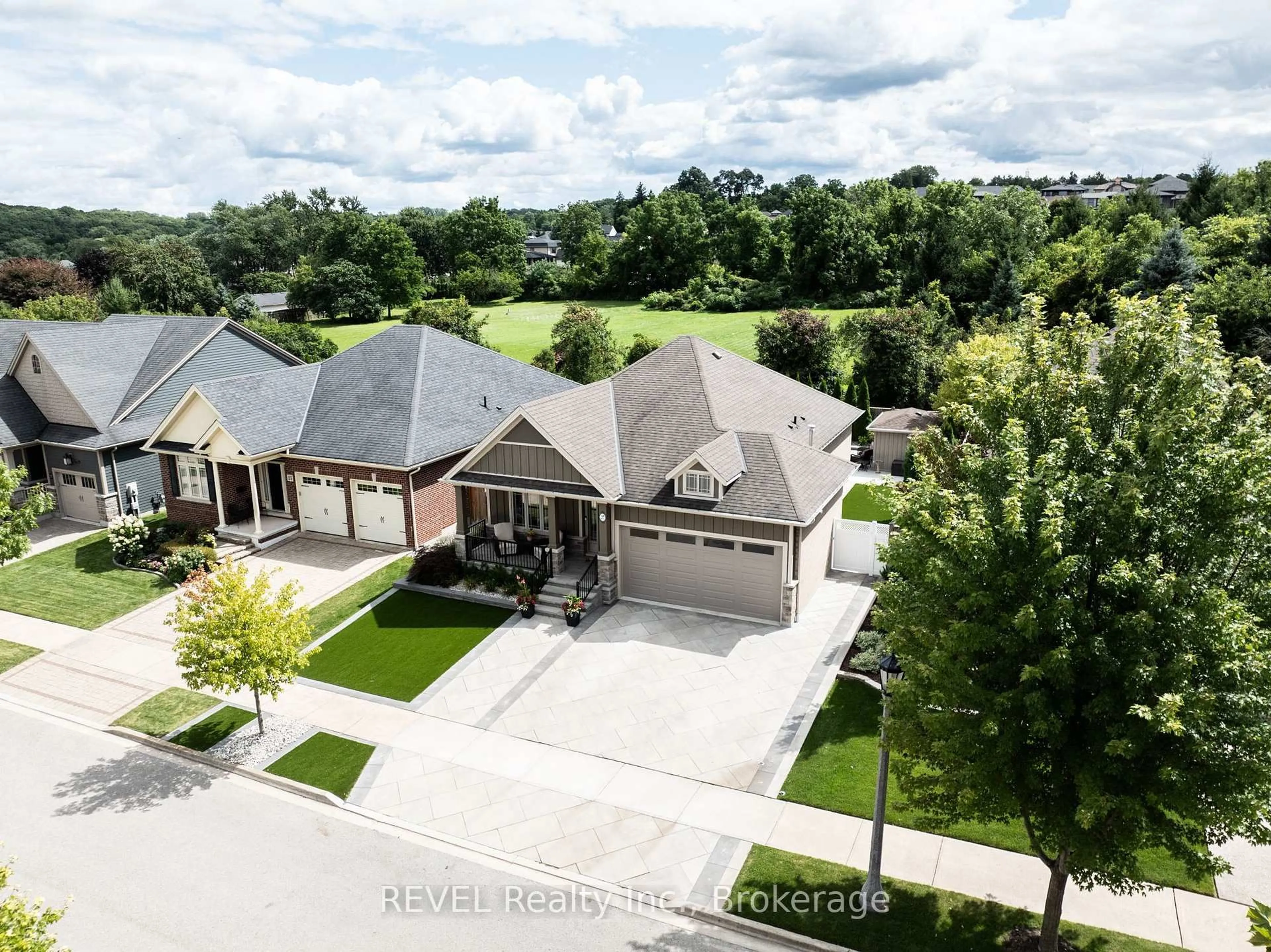 A pic from outside/outdoor area/front of a property/back of a property/a pic from drone, street for 27 HICKORY Ave, Niagara-on-the-Lake Ontario L0S 1J1