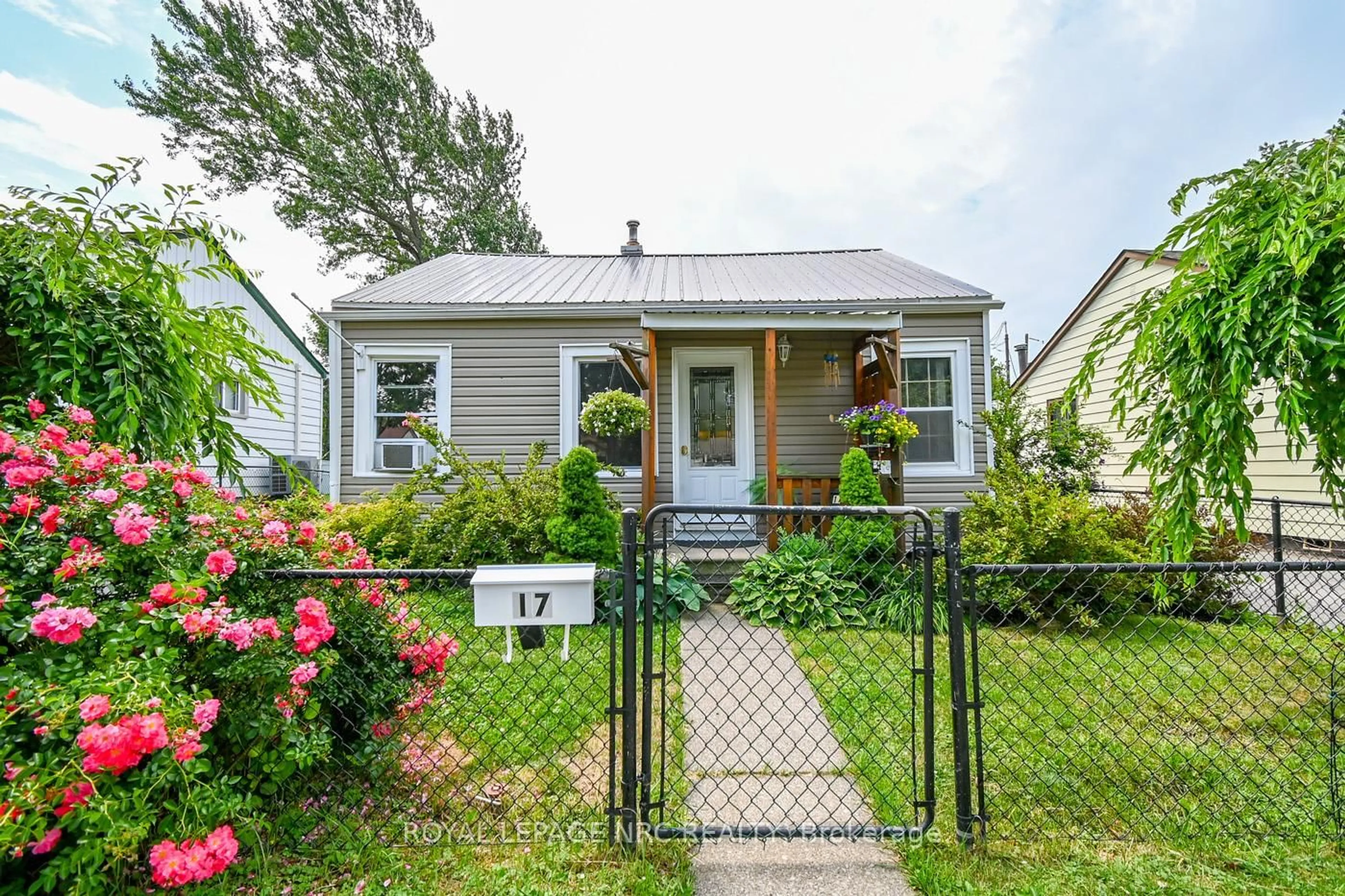 Home with vinyl exterior material, street for 17 Dunkirk Crt, Welland Ontario L3B 4V9