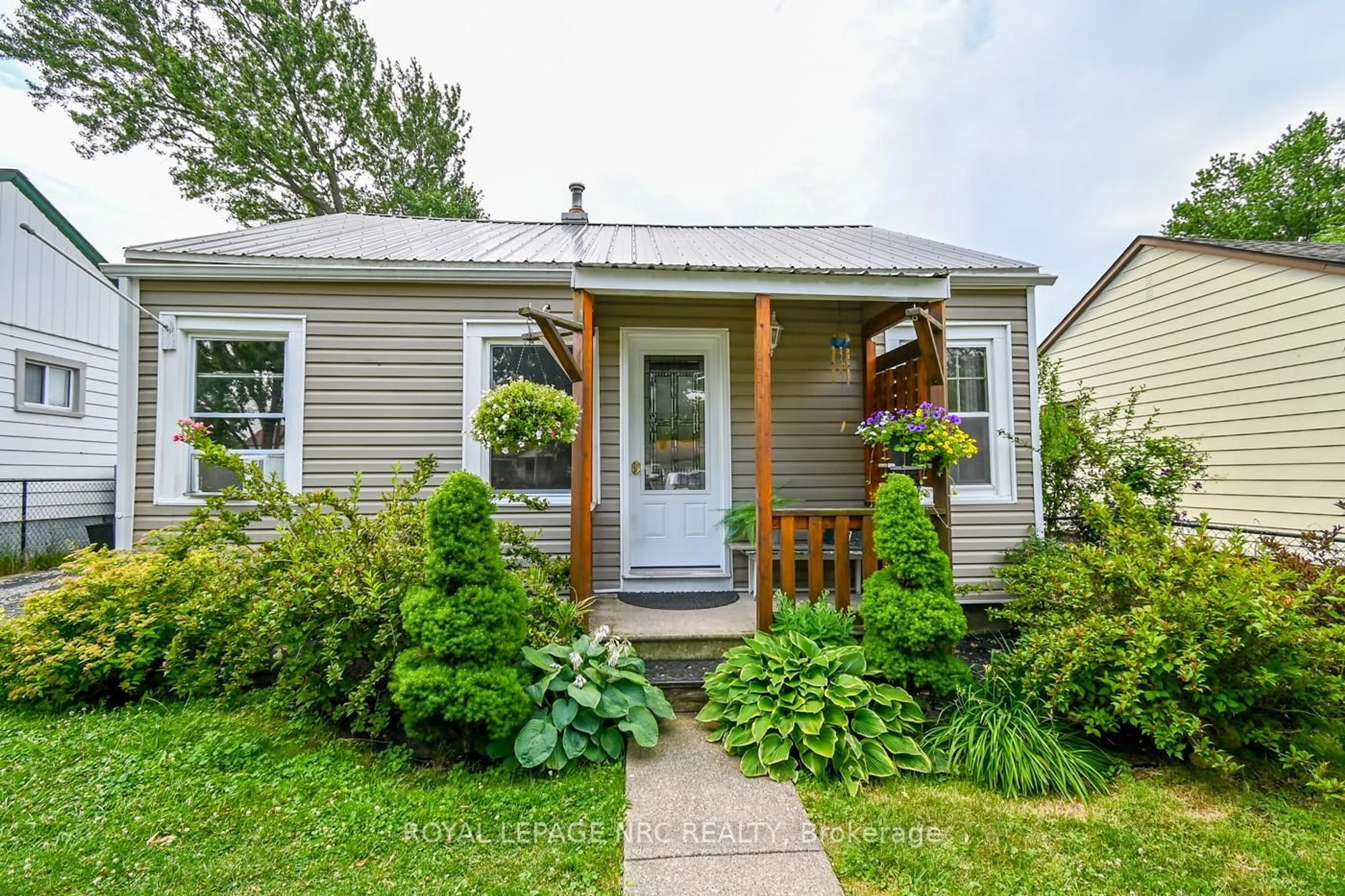 Unknown for 17 Dunkirk Crt, Welland Ontario L3B 4V9
