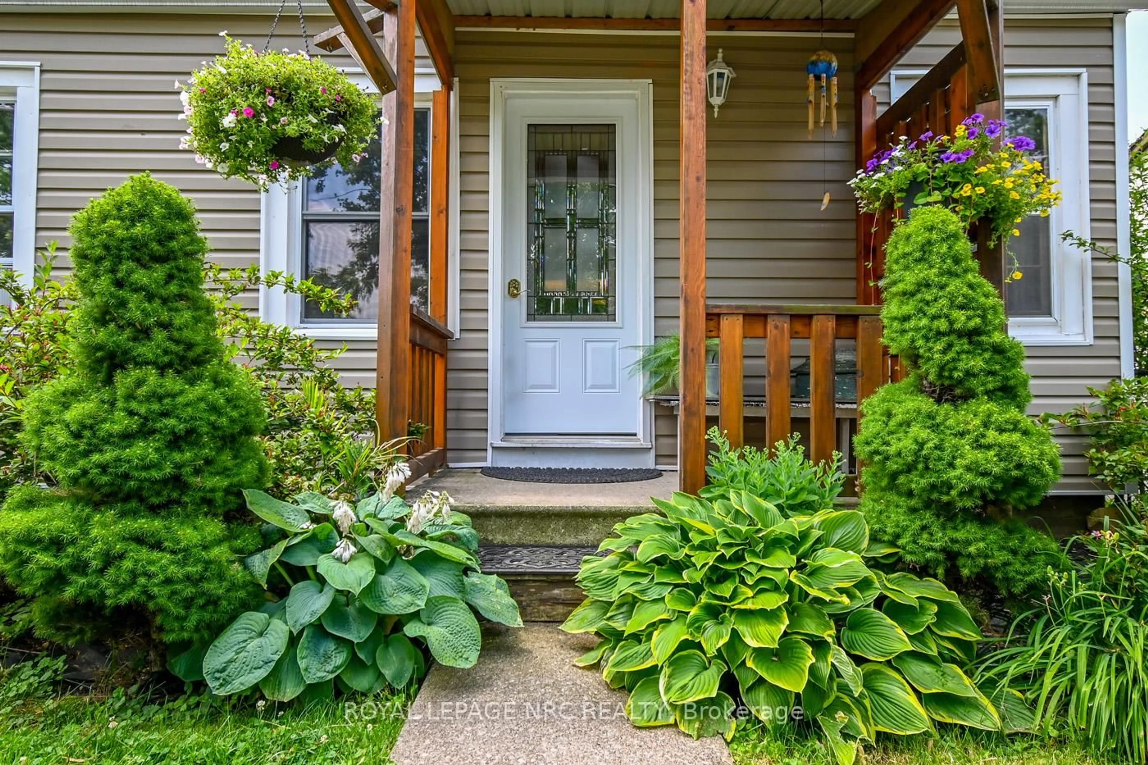 Indoor entryway for 17 Dunkirk Crt, Welland Ontario L3B 4V9