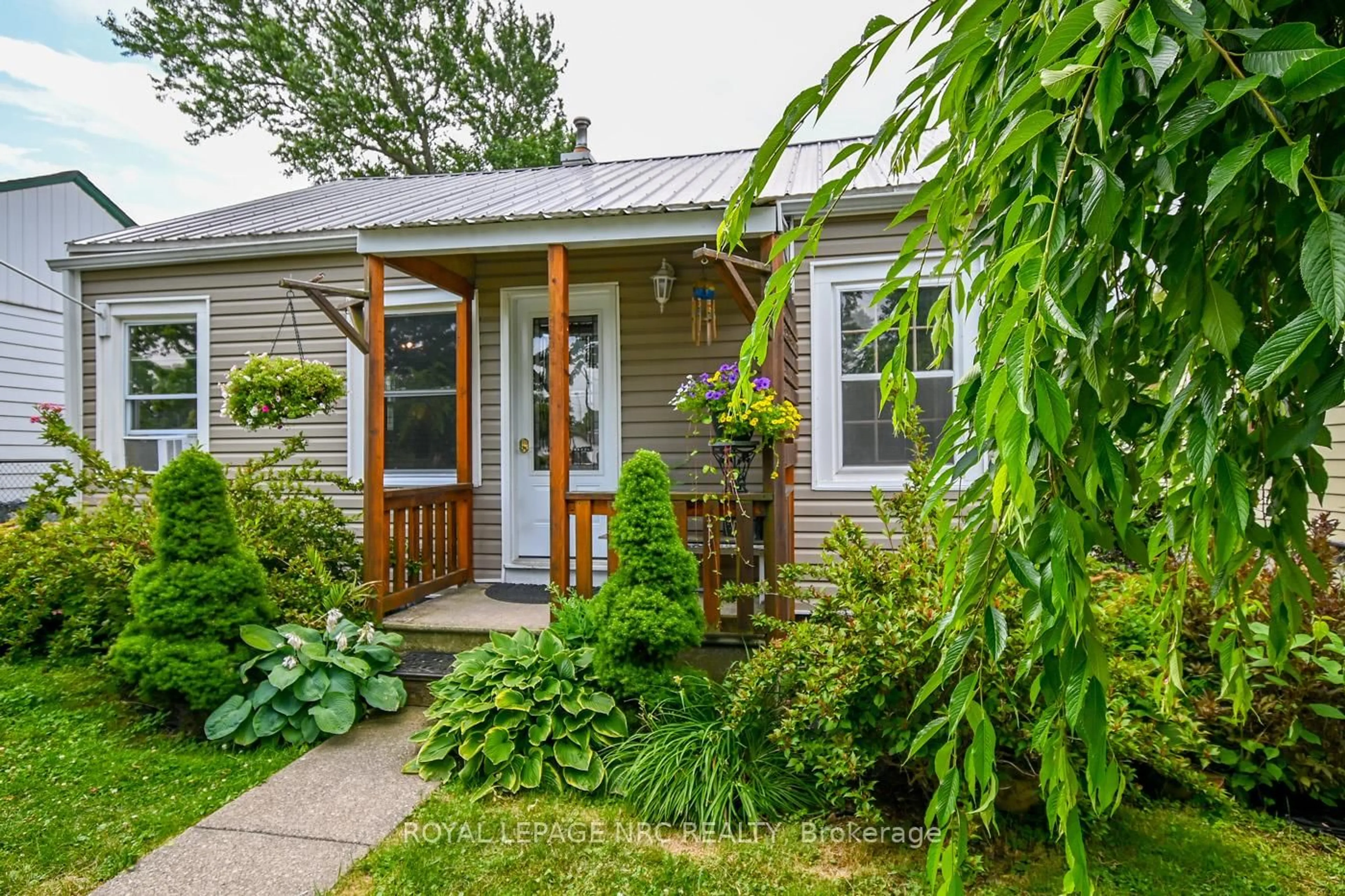 Home with vinyl exterior material, street for 17 Dunkirk Crt, Welland Ontario L3B 4V9