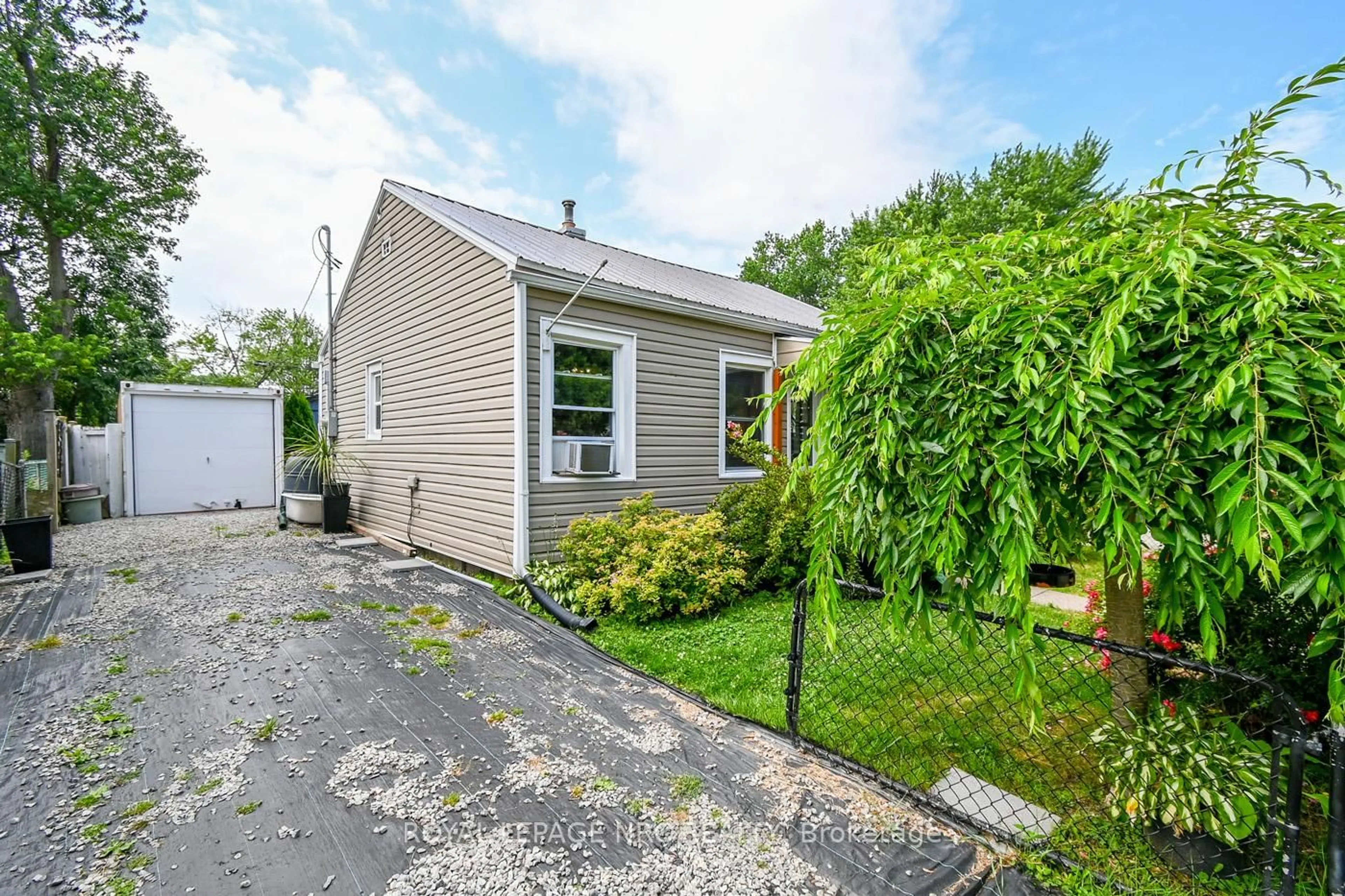 Unknown for 17 Dunkirk Crt, Welland Ontario L3B 4V9