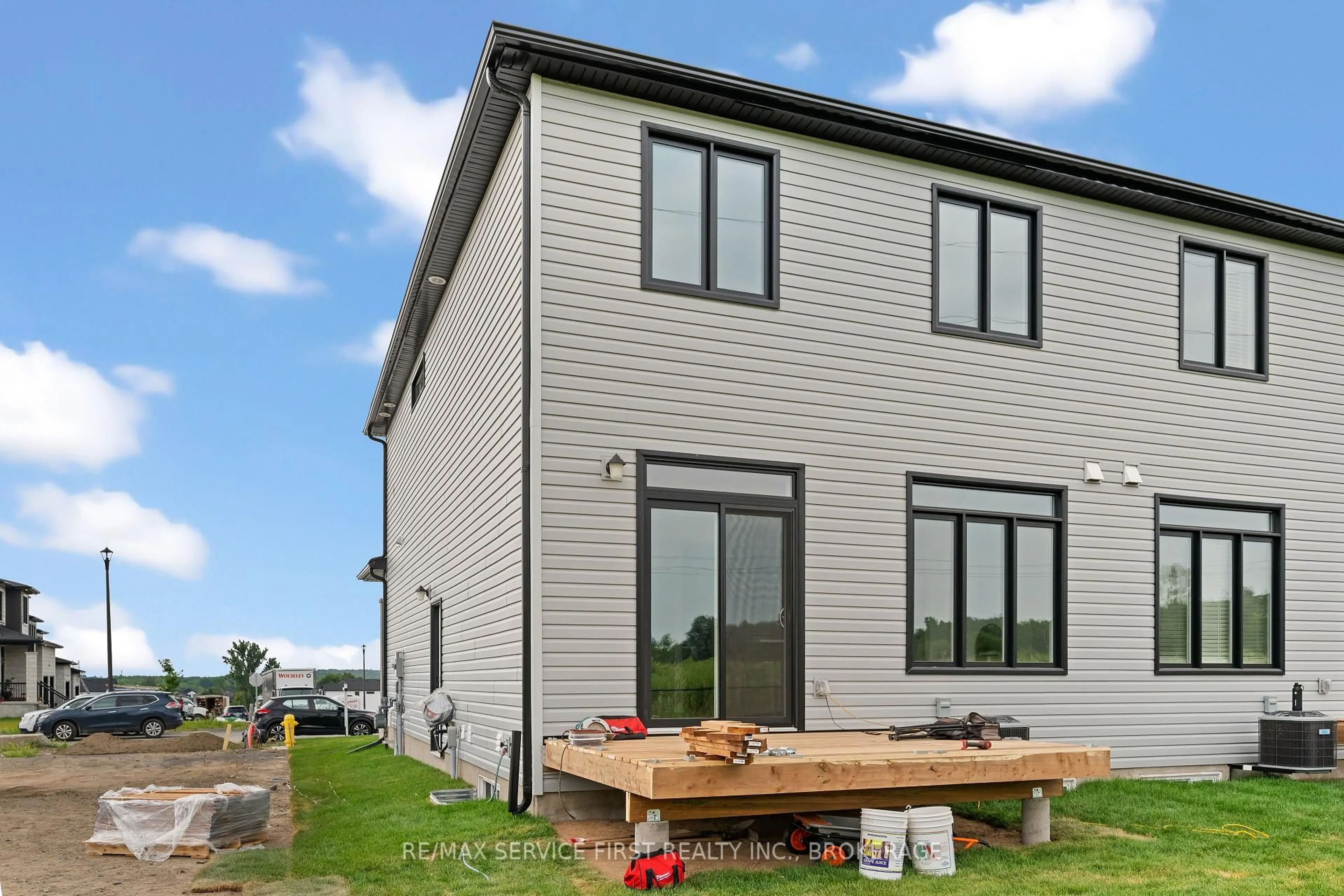 Home with vinyl exterior material, unknown for 1318 Ottawa St, Kingston Ontario K7P 0T6