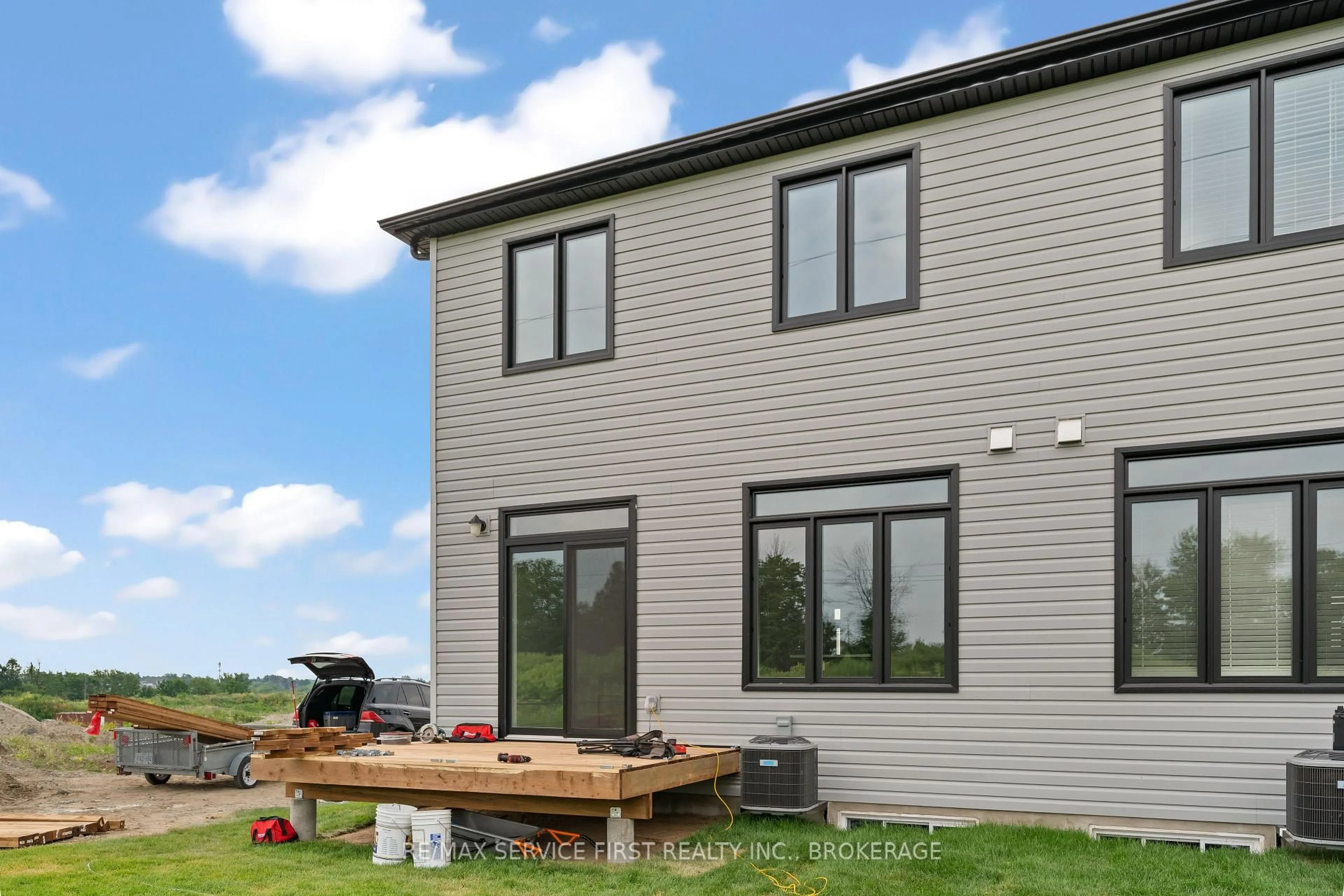 Home with vinyl exterior material, building for 1318 Ottawa St, Kingston Ontario K7P 0T6