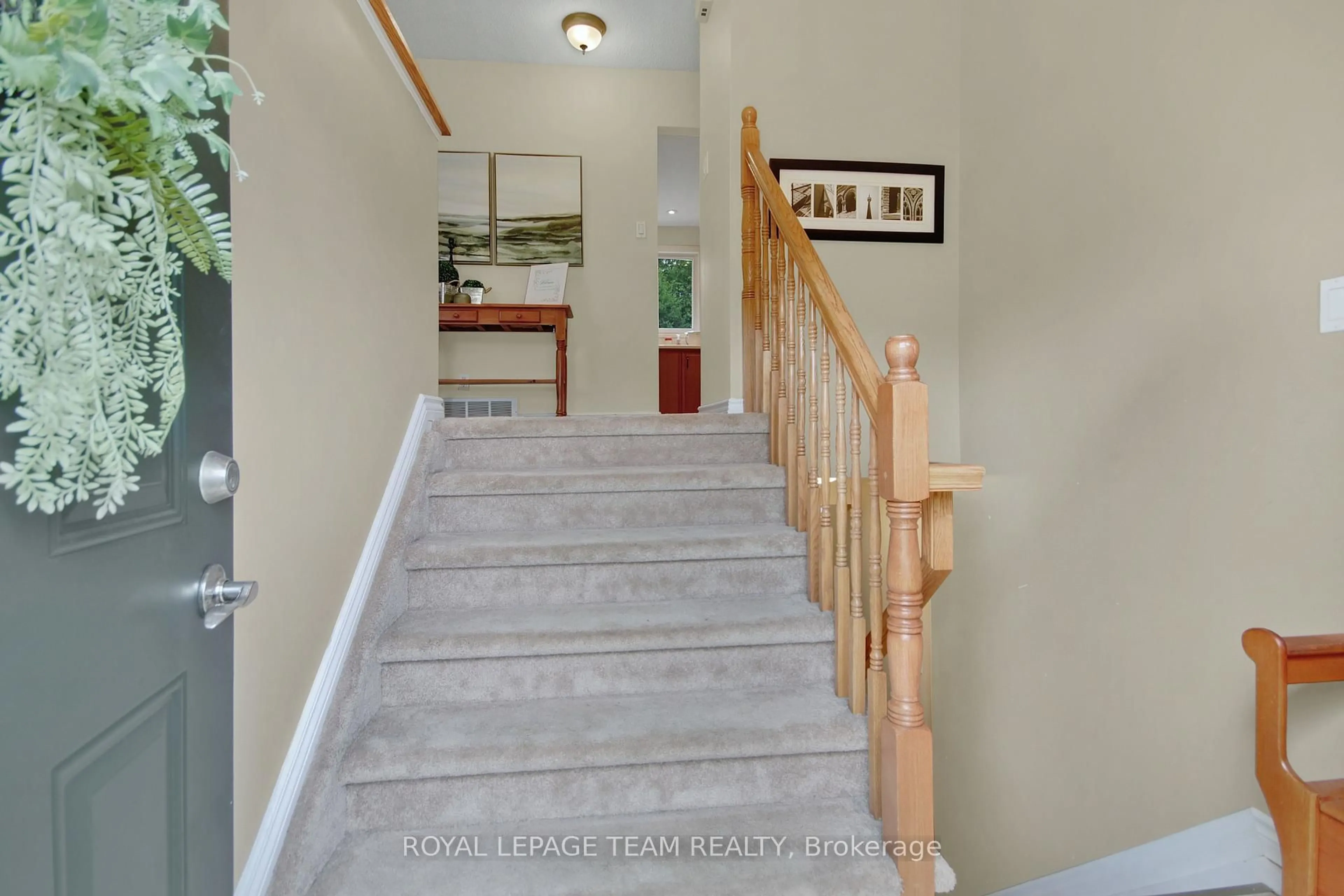 Indoor foyer for 1553 Commodore Dr, Kars Ontario K0A 2E0