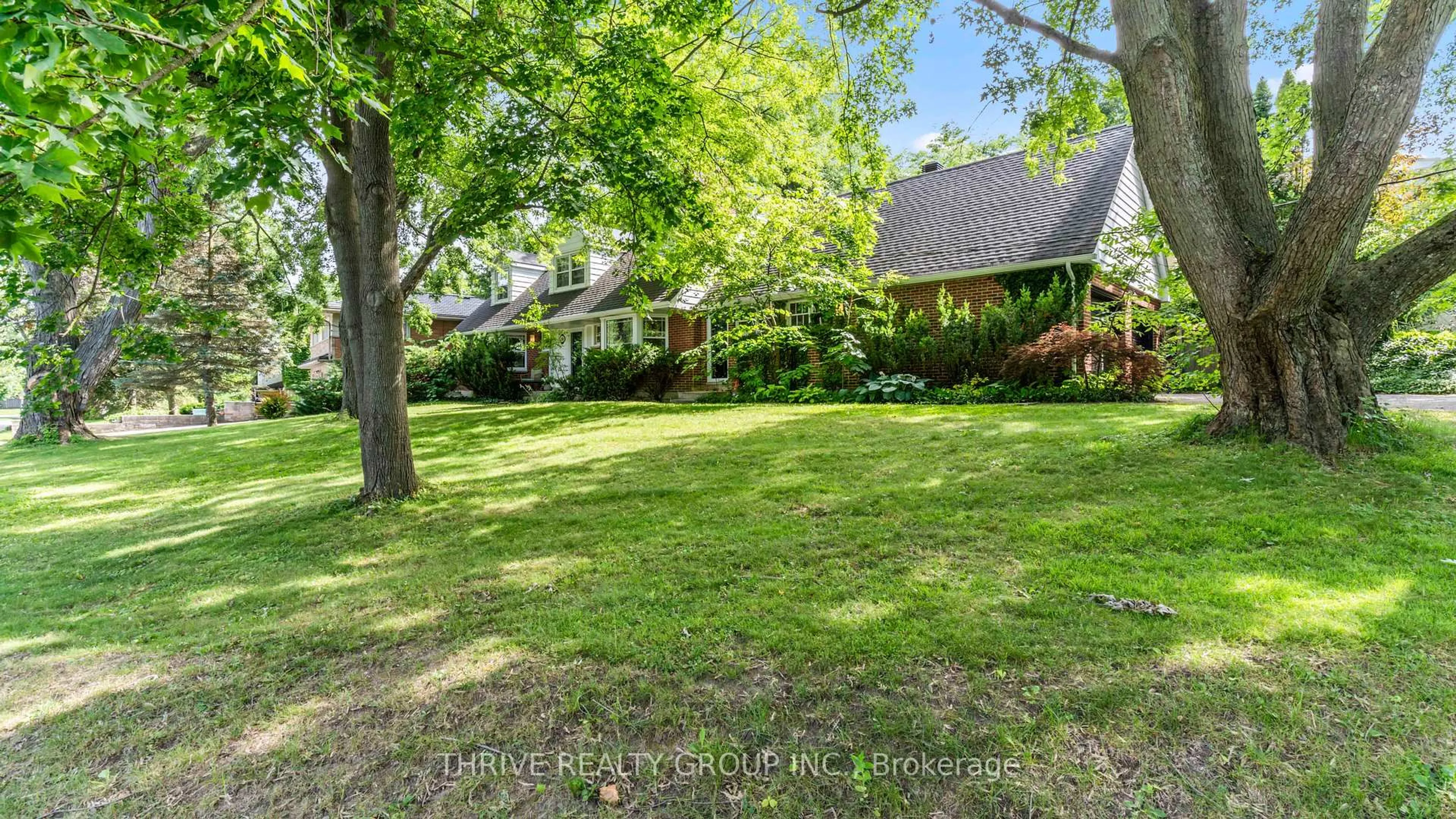 A pic from outside/outdoor area/front of a property/back of a property/a pic from drone, street for 18 Metamora Cres, London North Ontario N6G 1R3