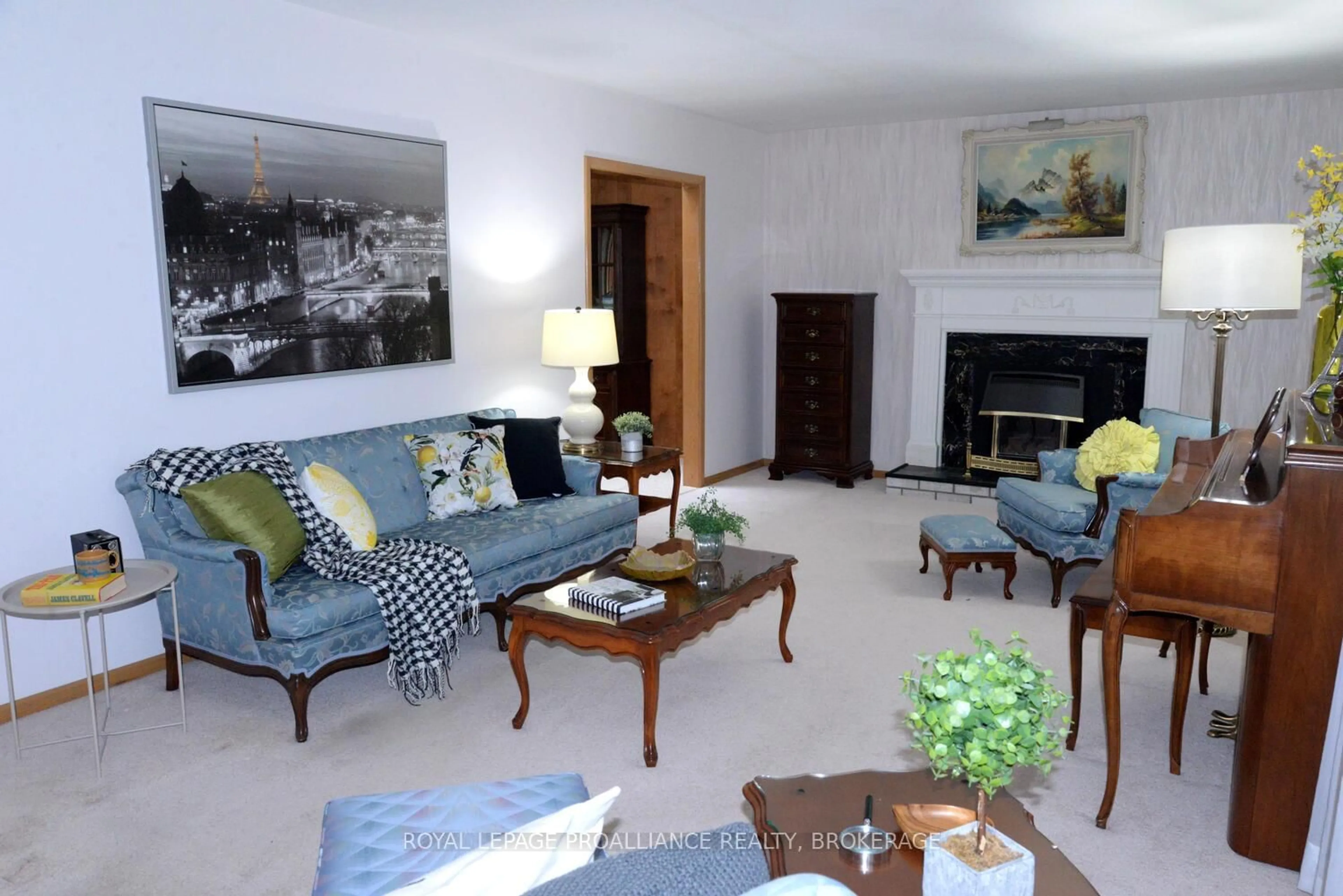 Living room with furniture, carpet floor for 6 Michael Grass Cres, Kingston Ontario K7M 2W3