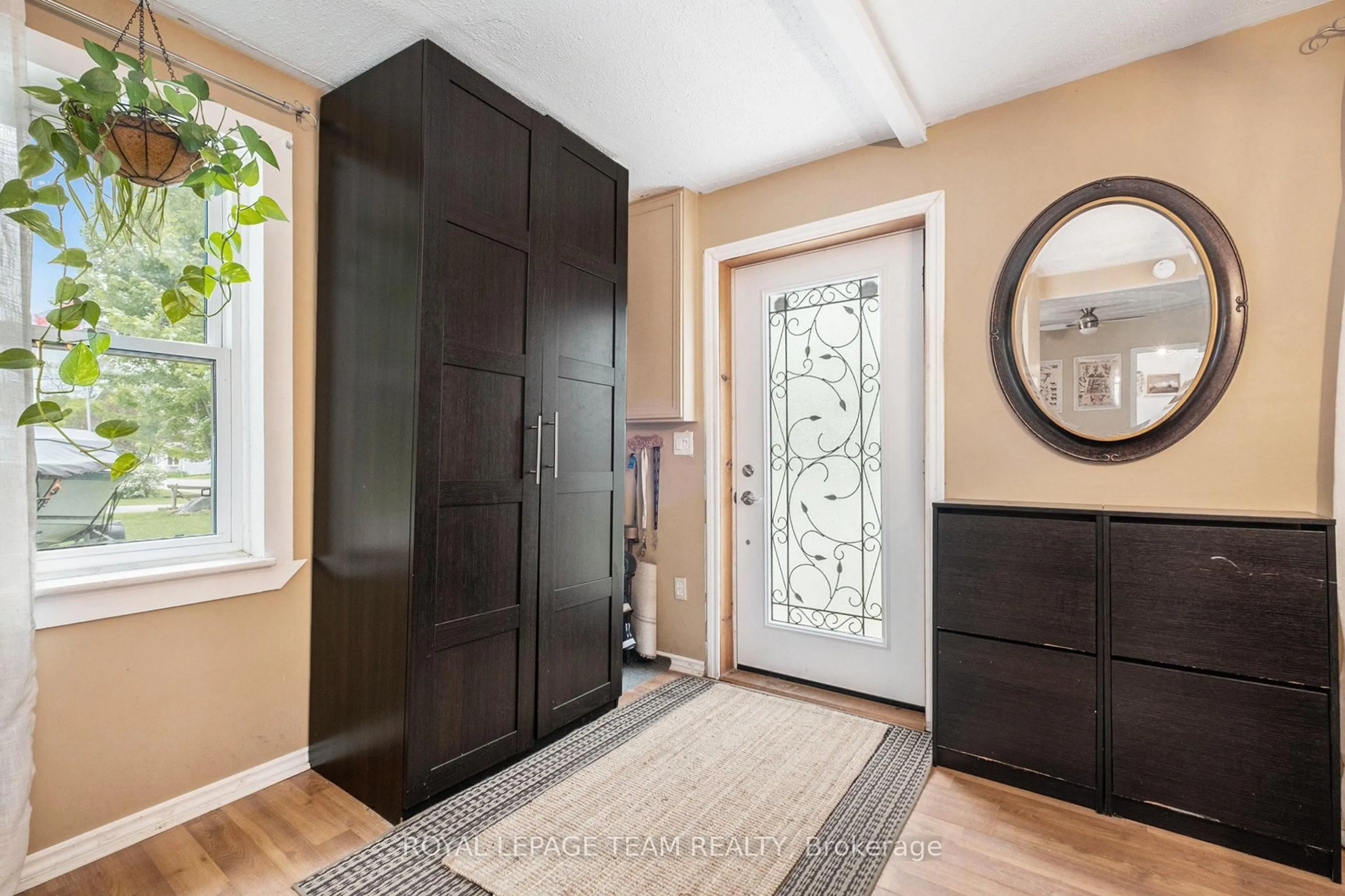 Indoor entryway for 211 Drummond St, Merrickville-Wolford Ontario K0G 1N0