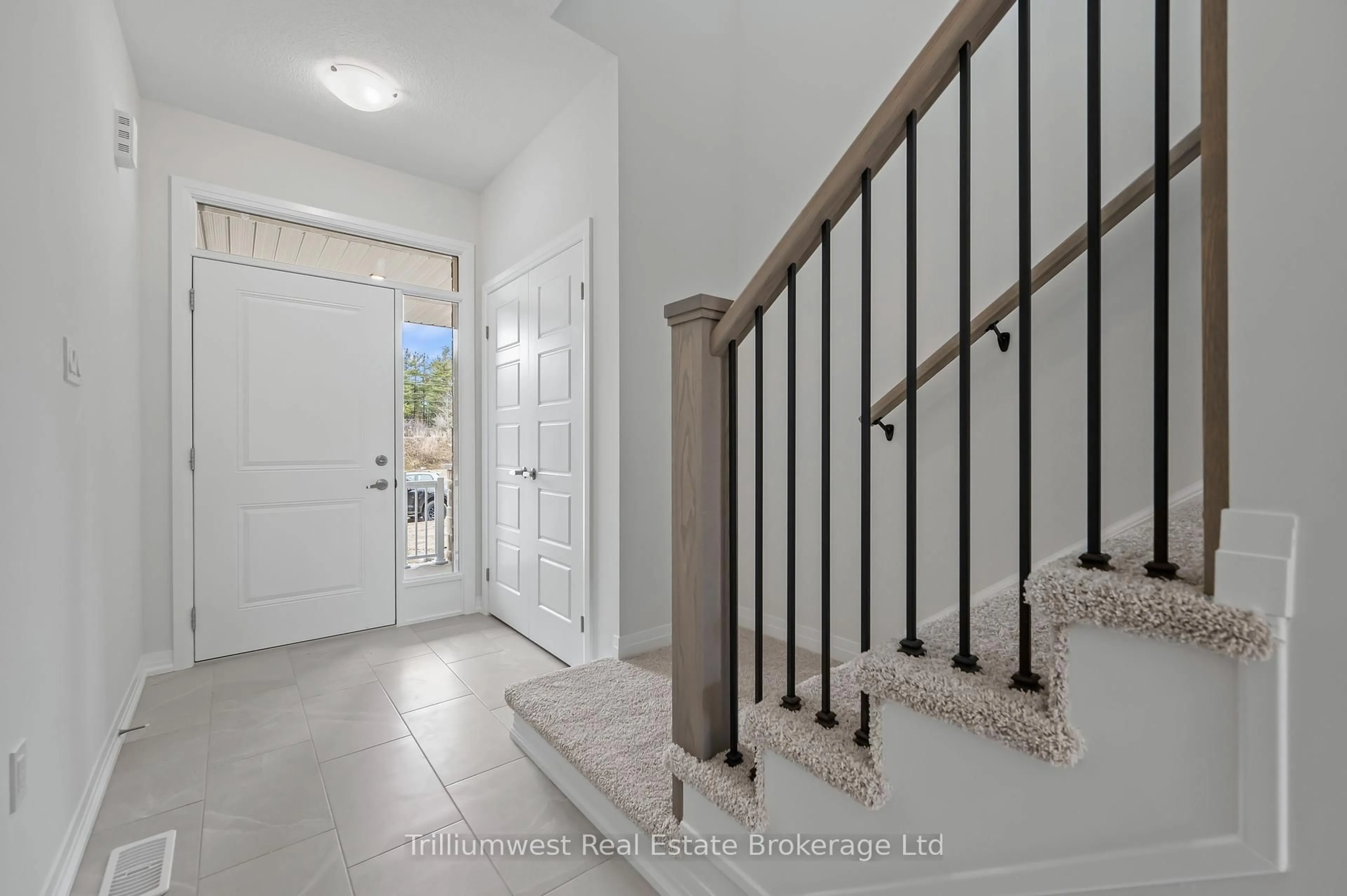 Indoor entryway for 118 Imrie Rd, Centre Wellington Ontario N0B 2S0