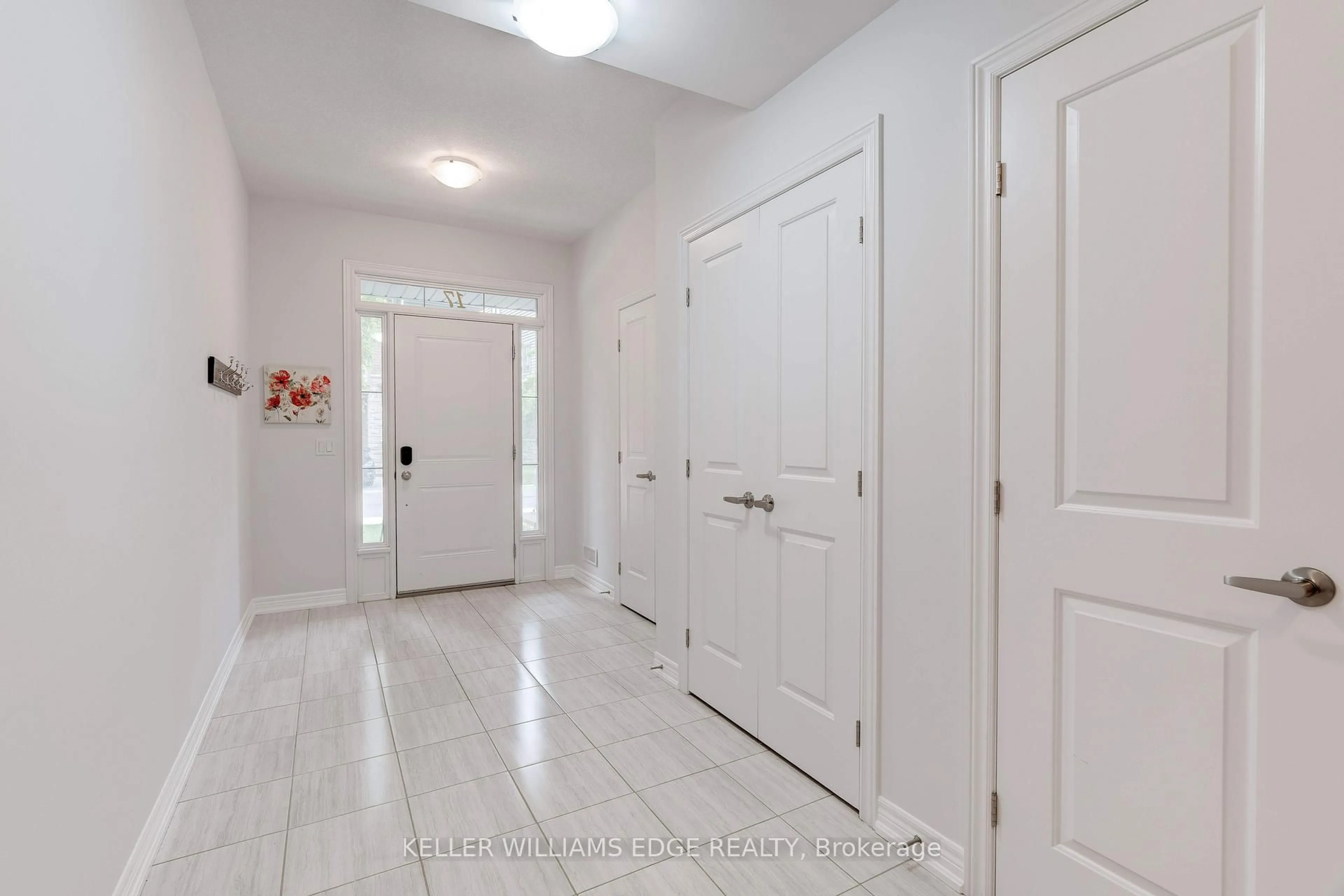 Indoor entryway for 17 Ridgeside Lane, Hamilton Ontario L8B 1W5