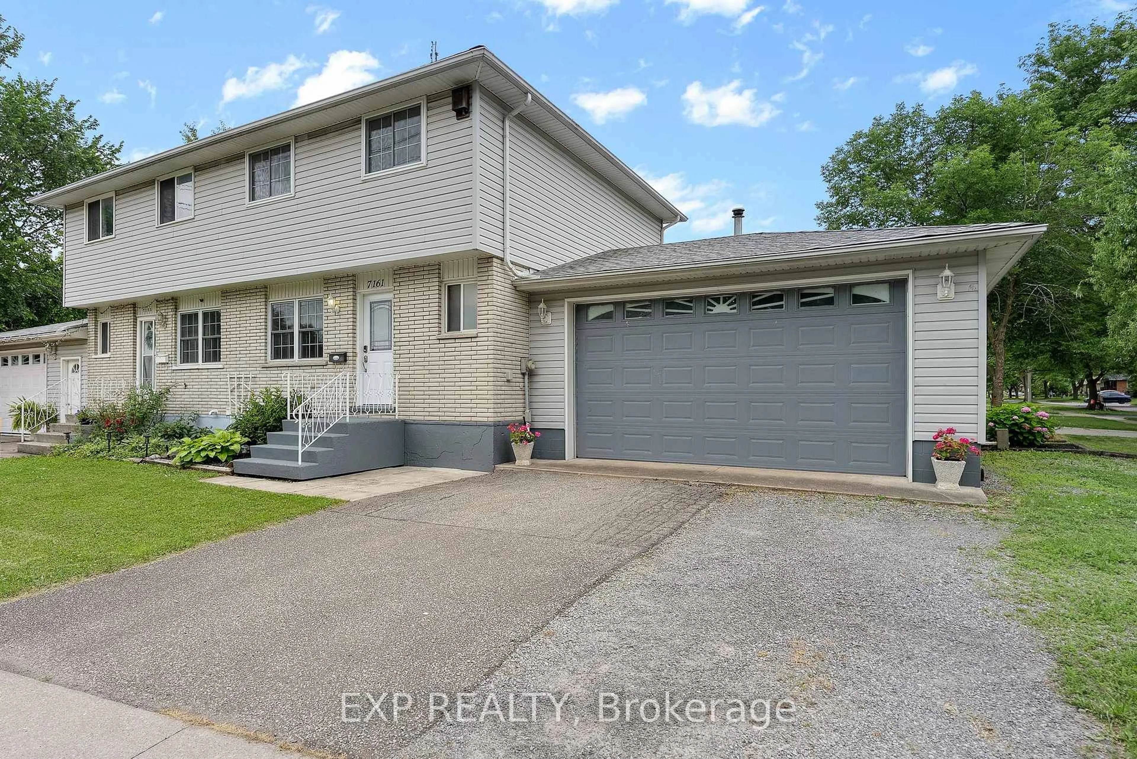 Home with vinyl exterior material, street for 7161 Ailanthus Ave, Niagara Falls Ontario L2G 3A9