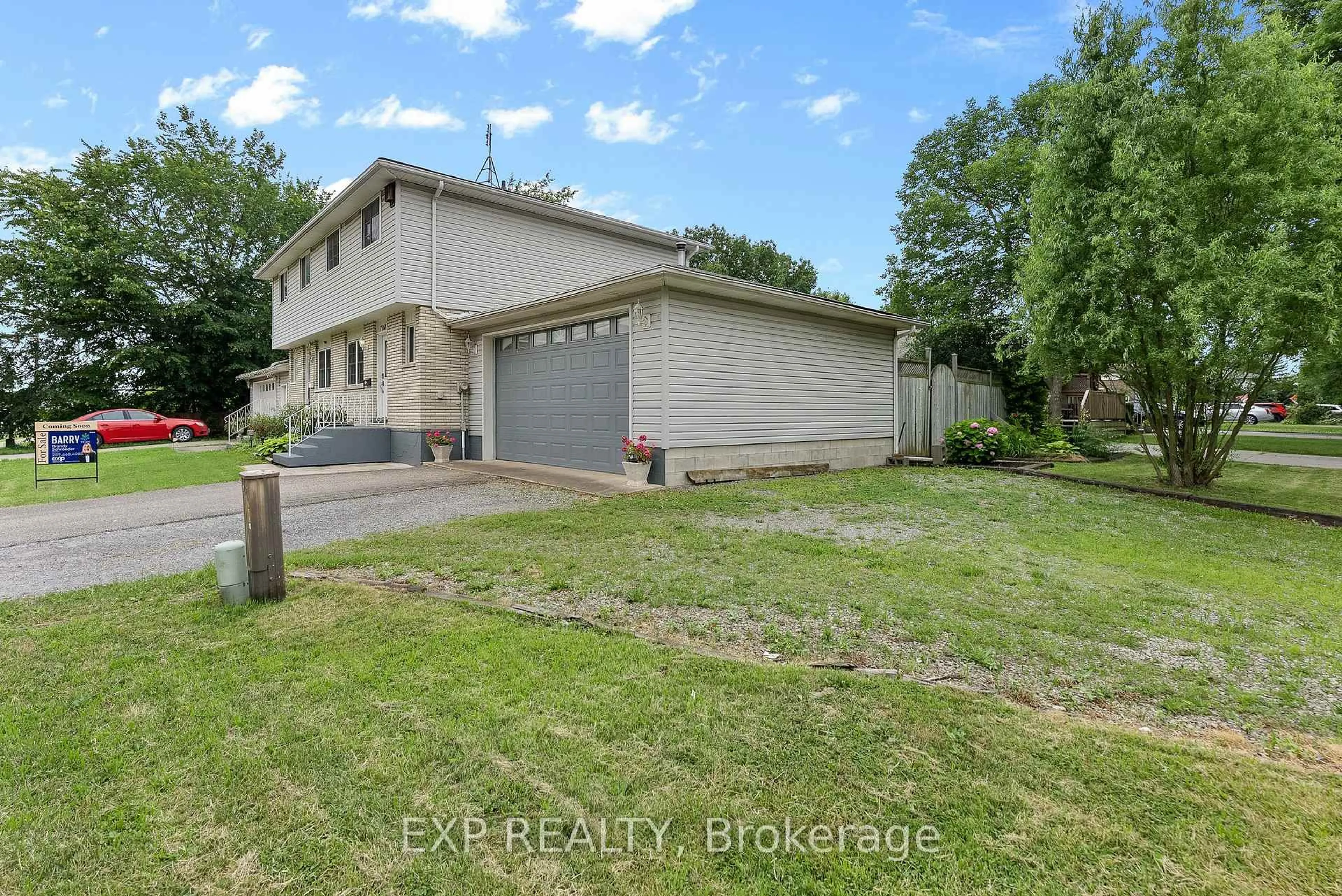 A pic from outside/outdoor area/front of a property/back of a property/a pic from drone, street for 7161 Ailanthus Ave, Niagara Falls Ontario L2G 3A9