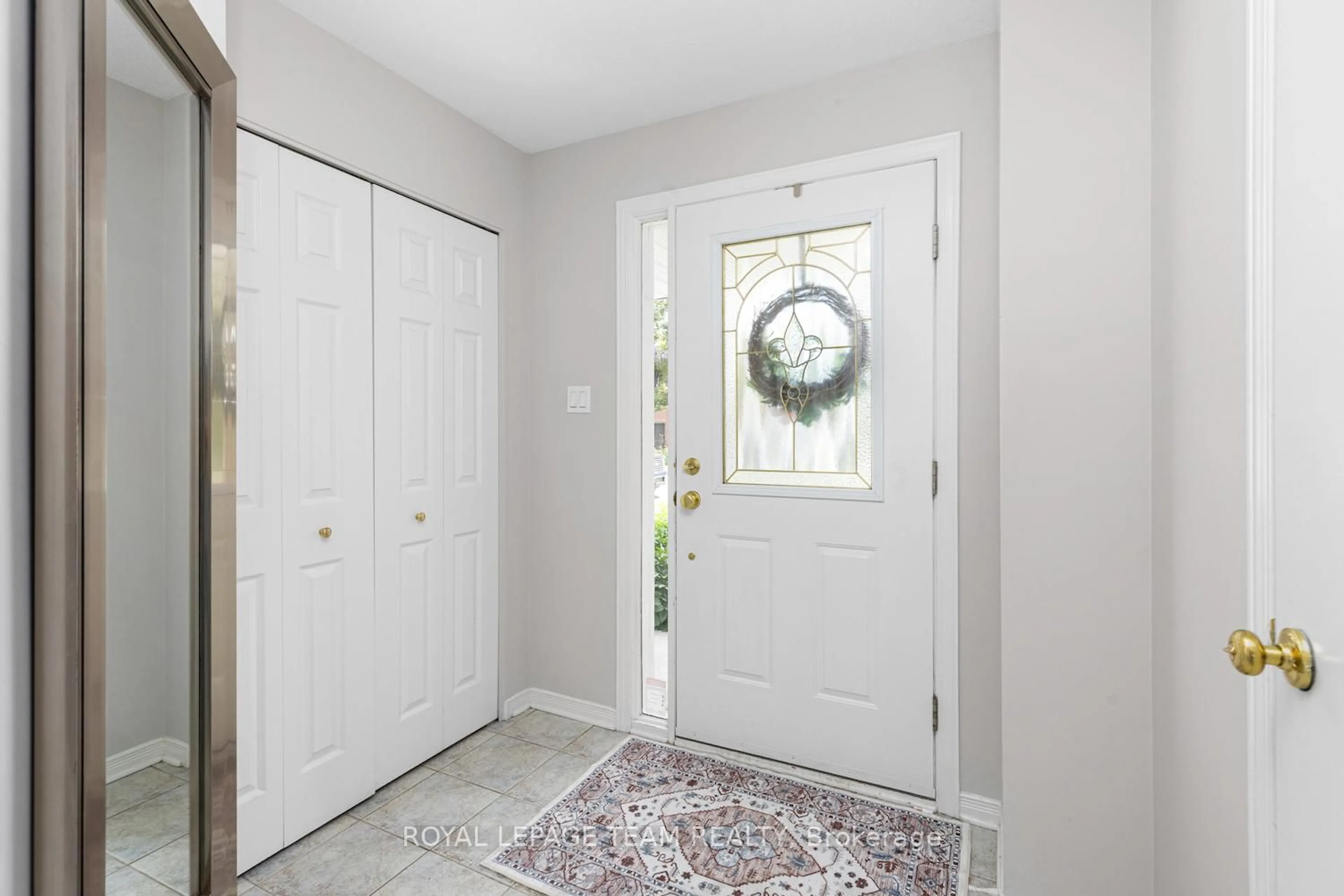 Indoor entryway for 96 Royal Oak Crt, Ottawa Ontario K1T 3P1