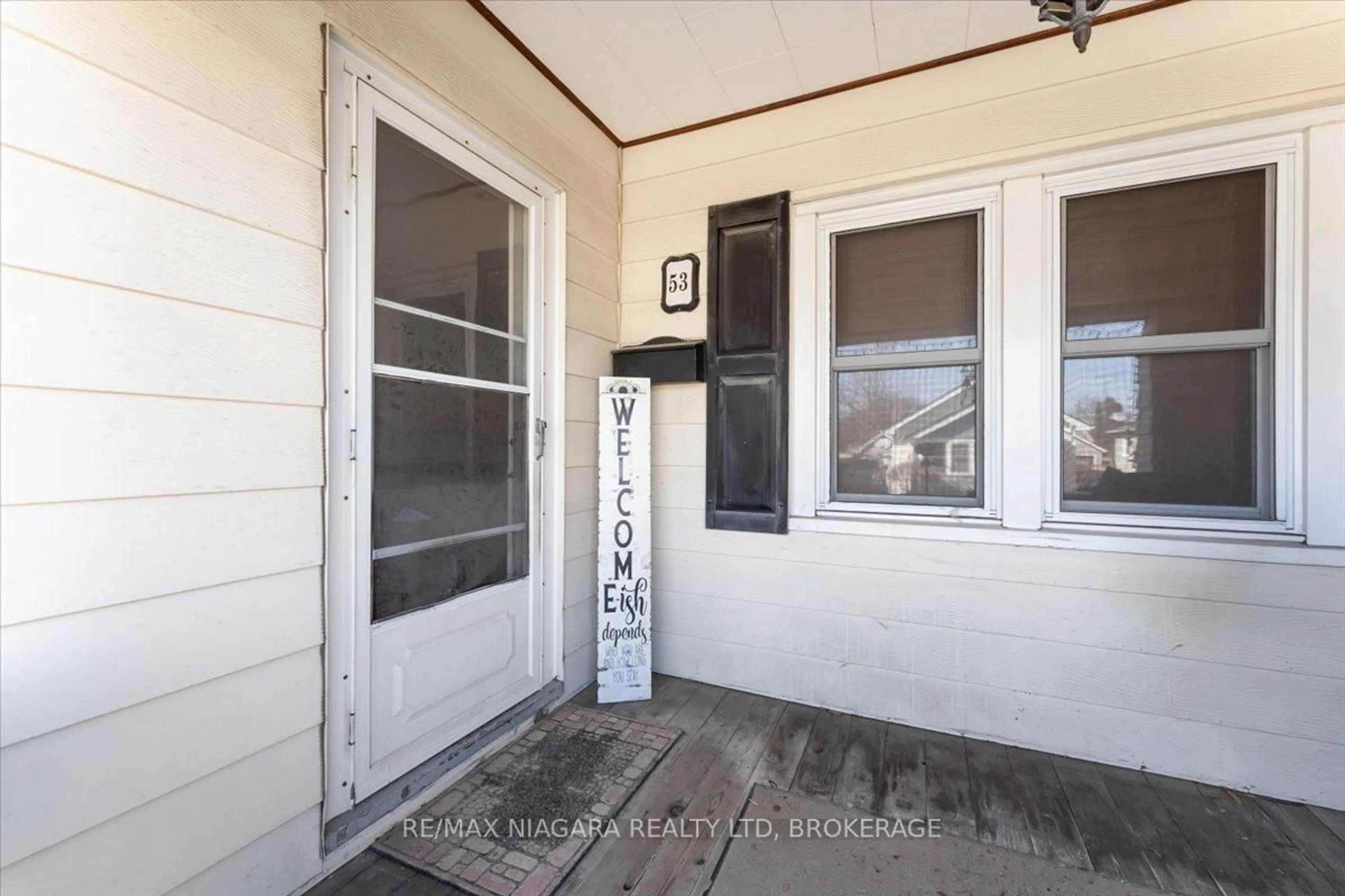 Indoor entryway for 53 Marquis St, St. Catharines Ontario L2R 4Y7