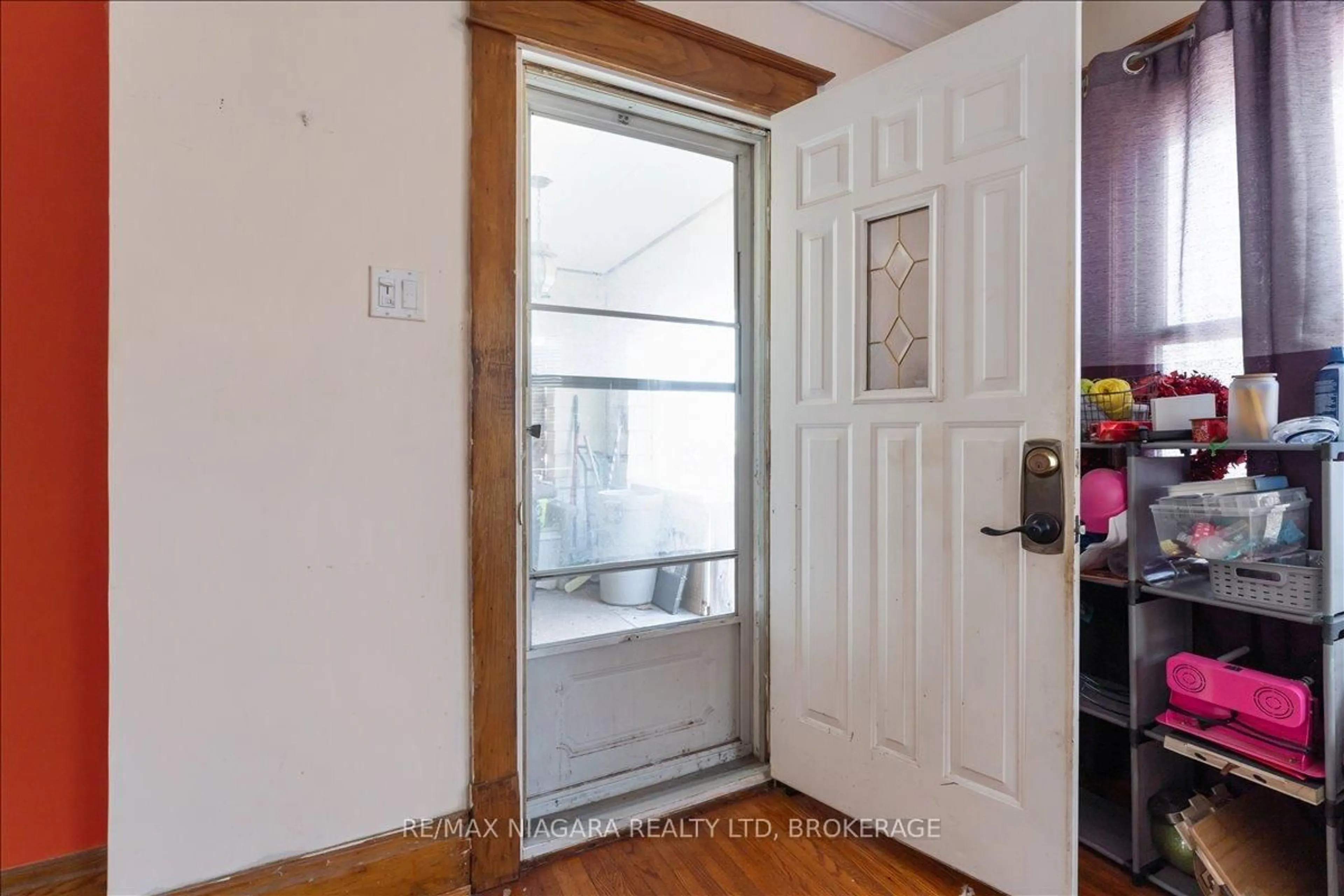 Indoor entryway for 53 Marquis St, St. Catharines Ontario L2R 4Y7