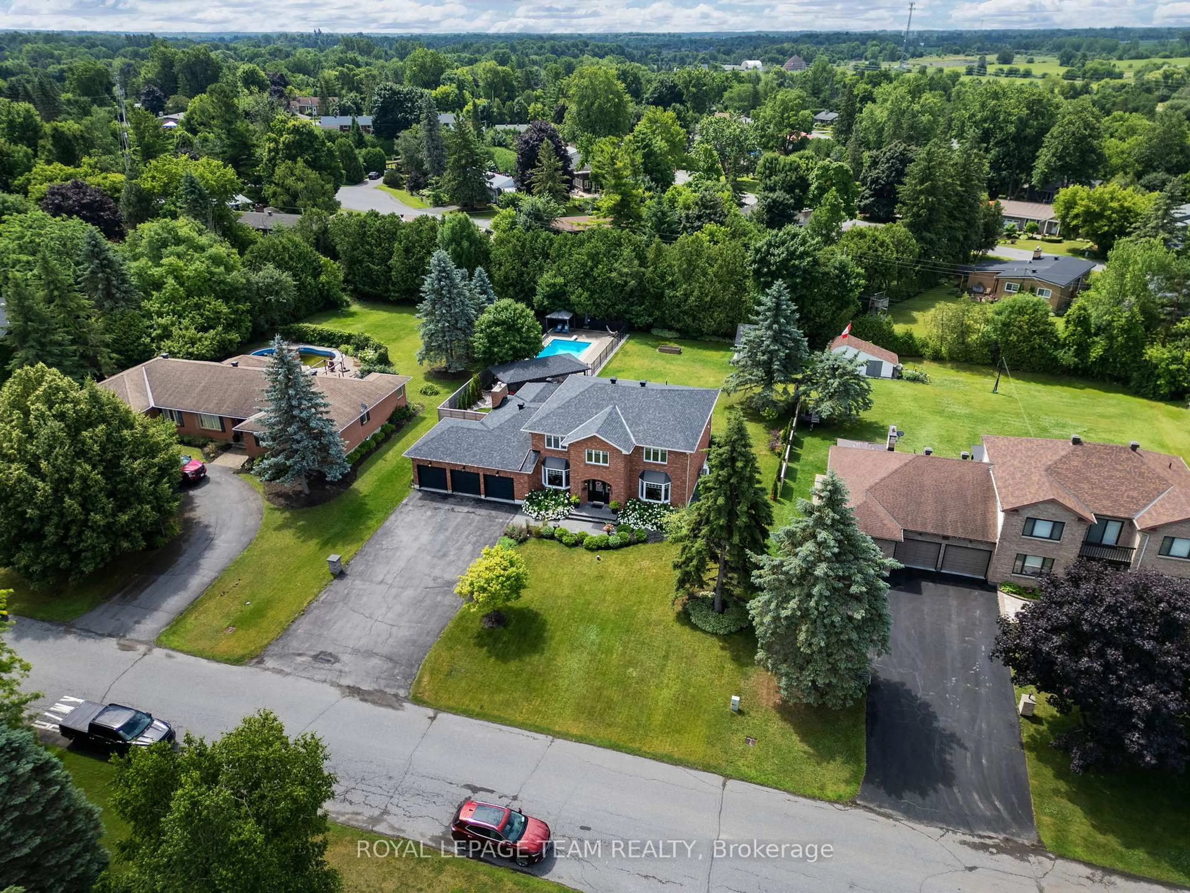 A pic from outside/outdoor area/front of a property/back of a property/a pic from drone, unknown for 1108 Lena Ave, Manotick Ontario K4M 1G2
