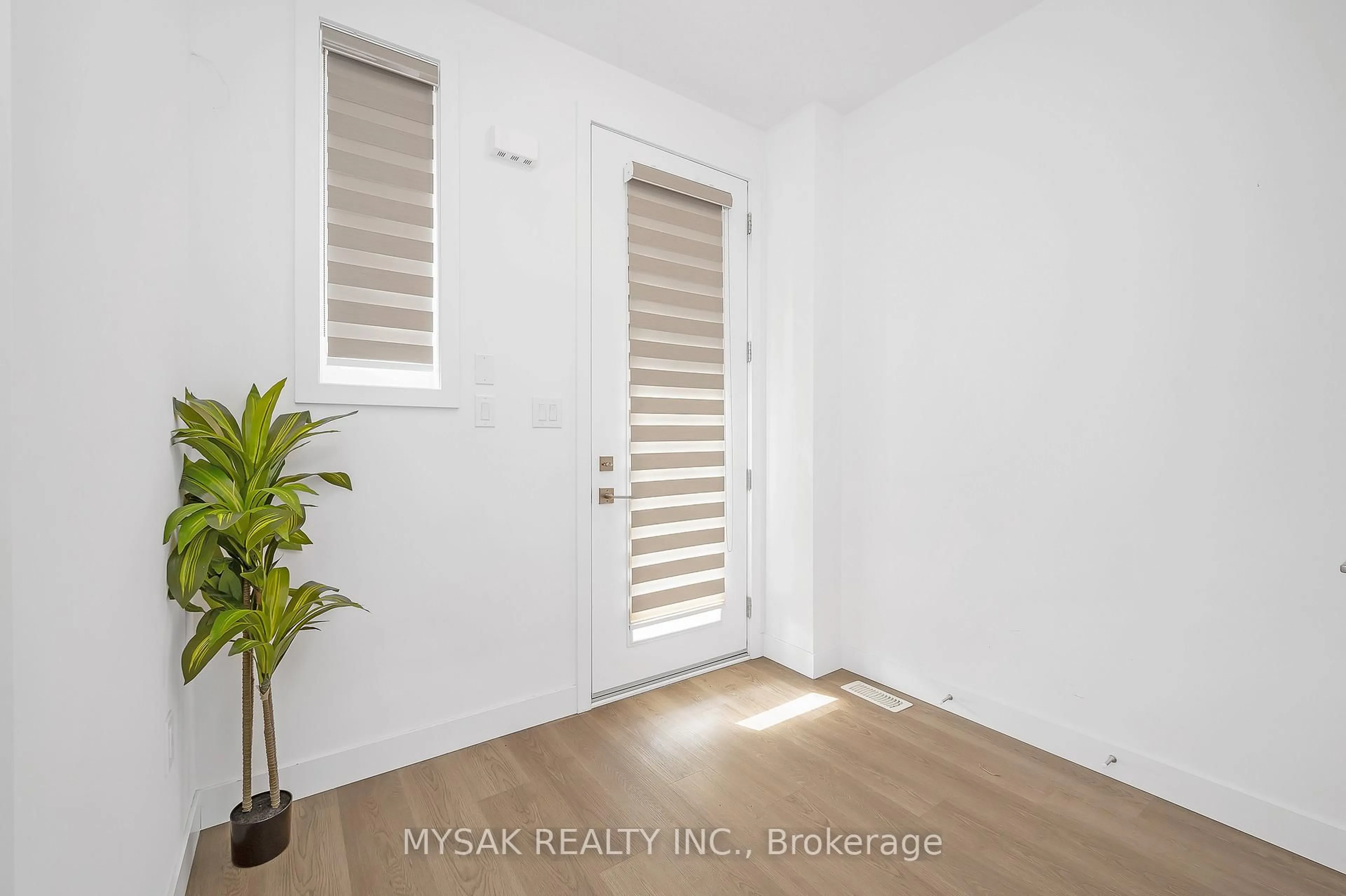 Indoor entryway for 166 Mount Albion Rd #13, Hamilton Ontario L8K 5S8