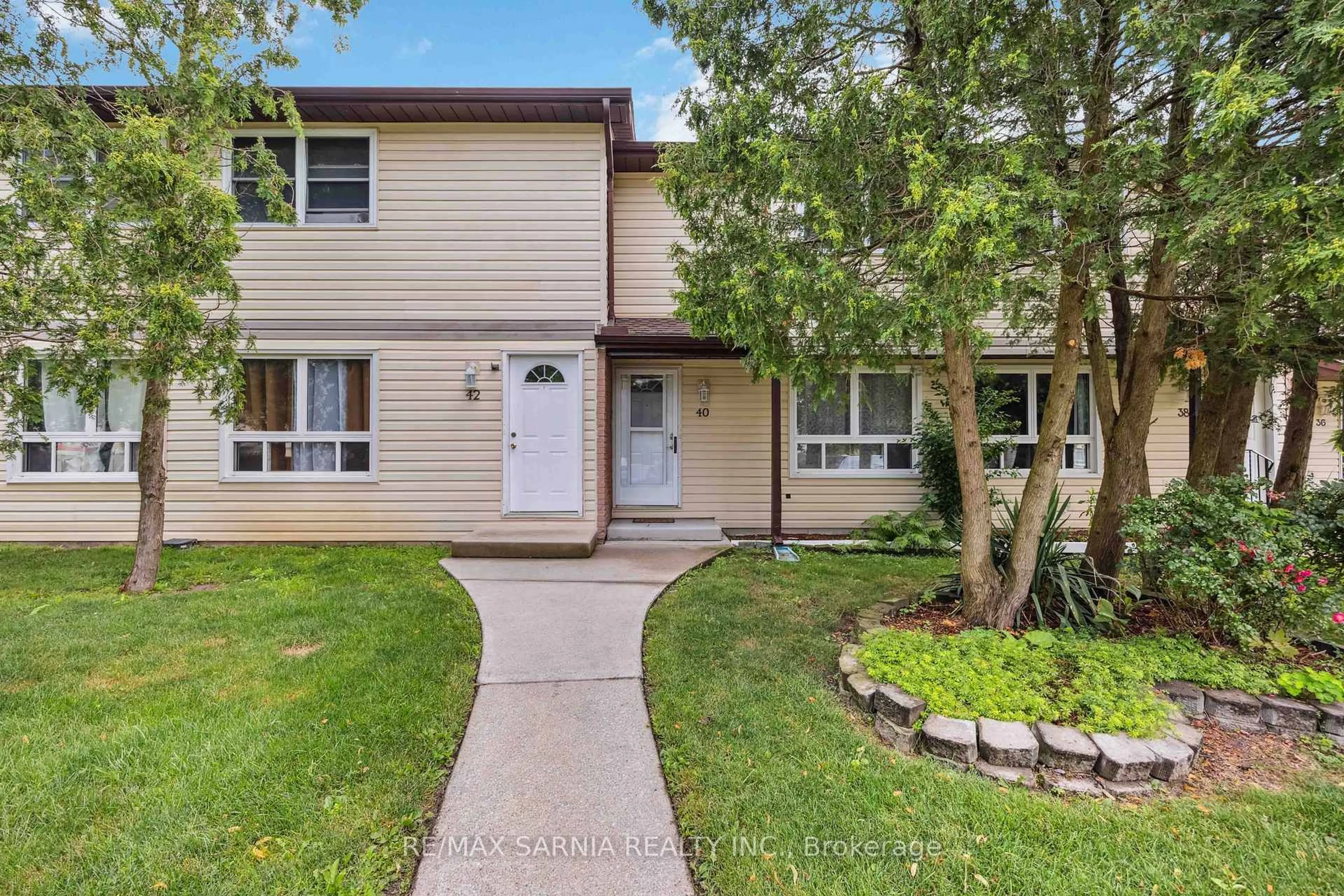 Home with vinyl exterior material, street for 200 St Clair Blvd #40, St. Clair Ontario N0N 1G0