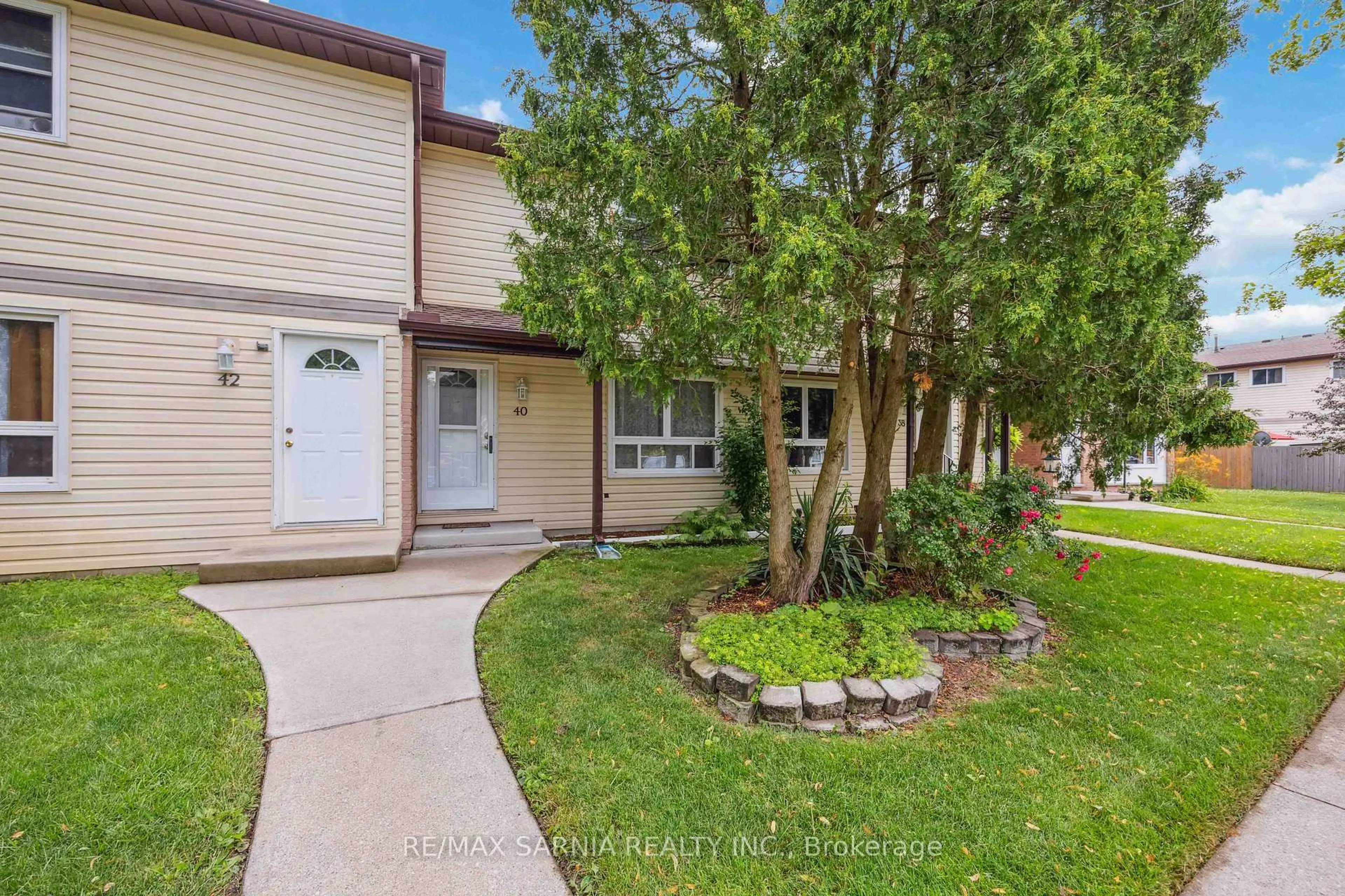 Home with vinyl exterior material, street for 200 St Clair Blvd #40, St. Clair Ontario N0N 1G0