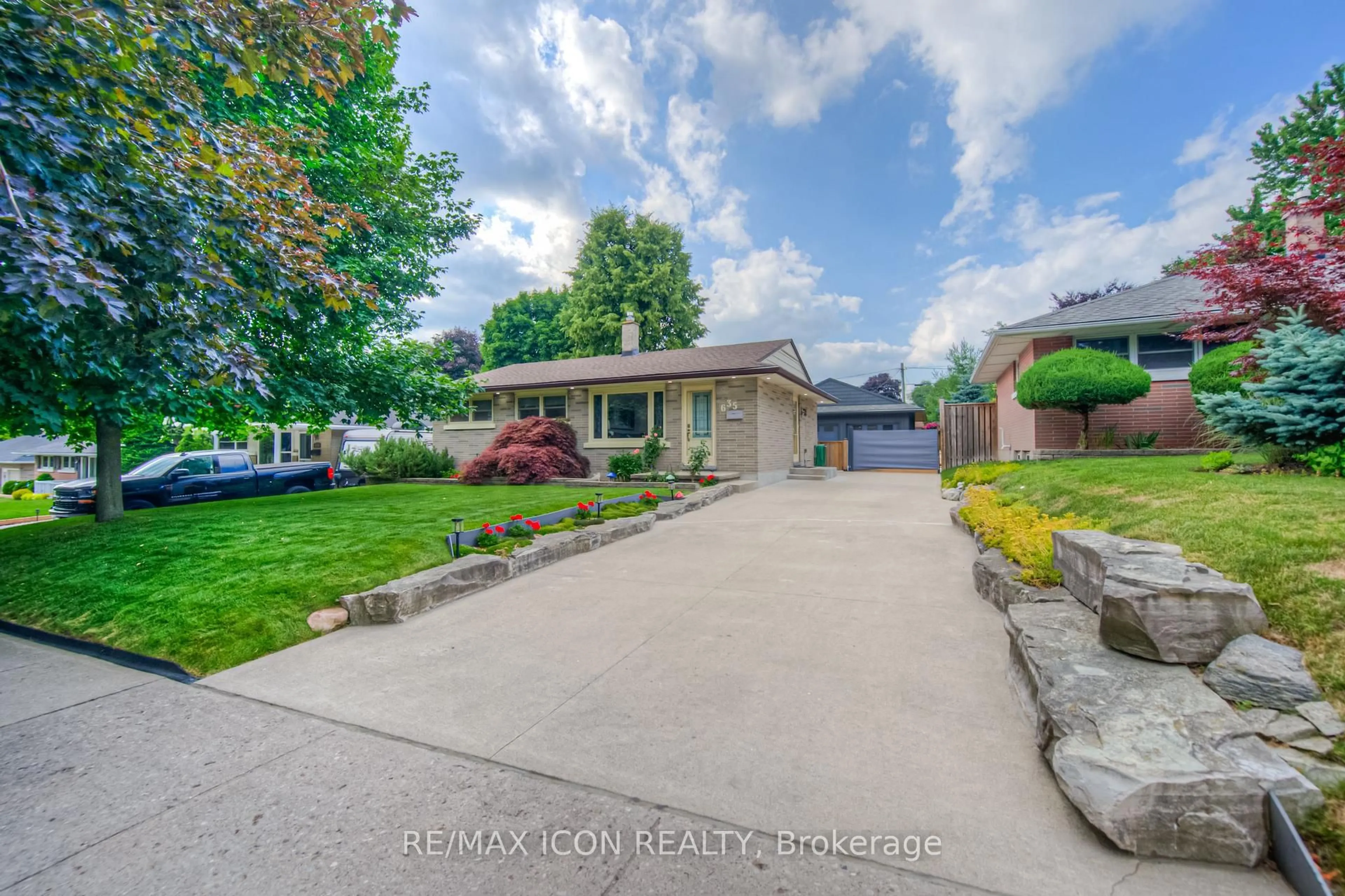 A pic from outside/outdoor area/front of a property/back of a property/a pic from drone, street for 635 Pine St, Cambridge Ontario N3H 2S7