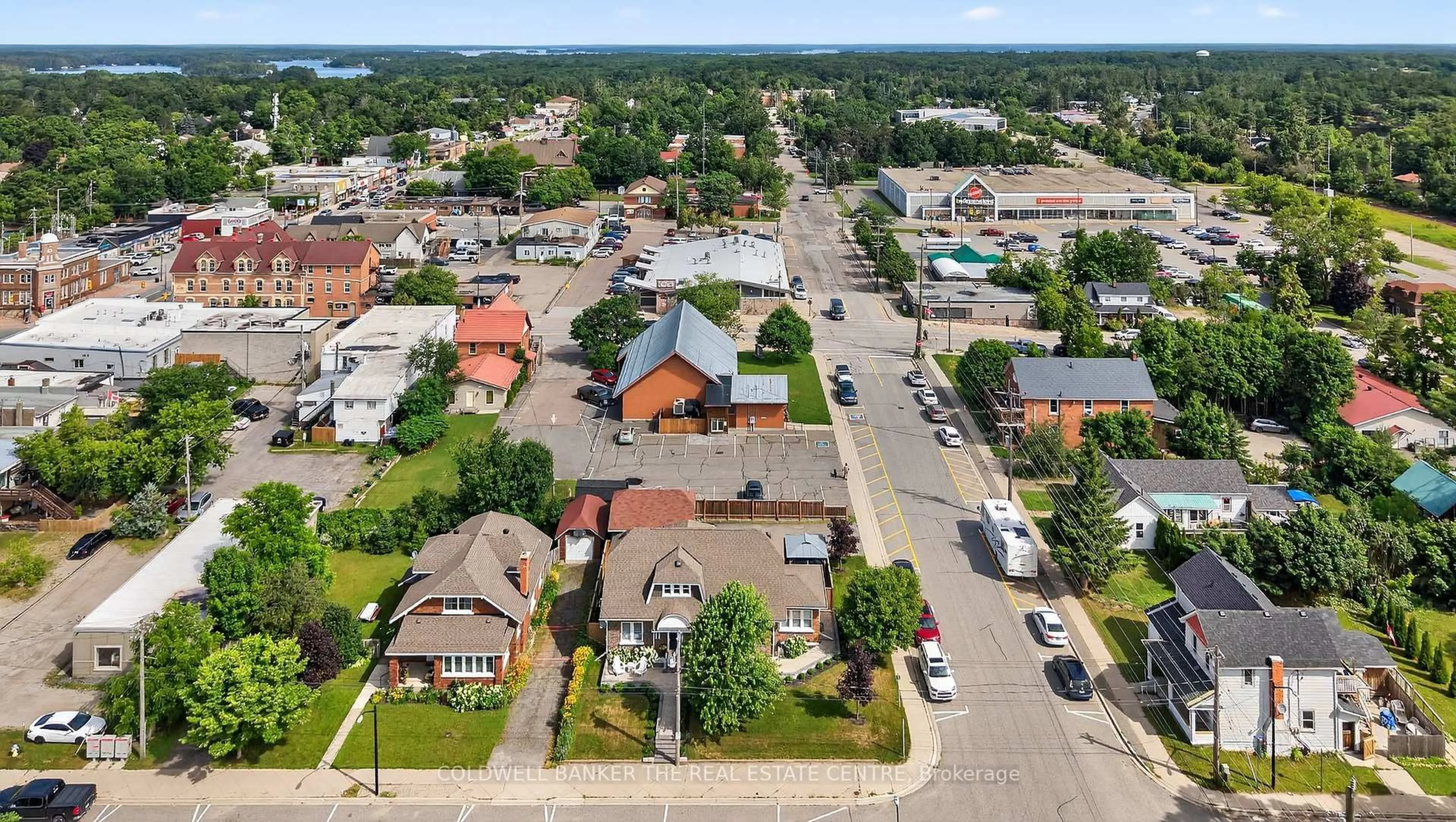 A pic from outside/outdoor area/front of a property/back of a property/a pic from drone, street for 190 Royal St, Gravenhurst Ontario P1P 1H5