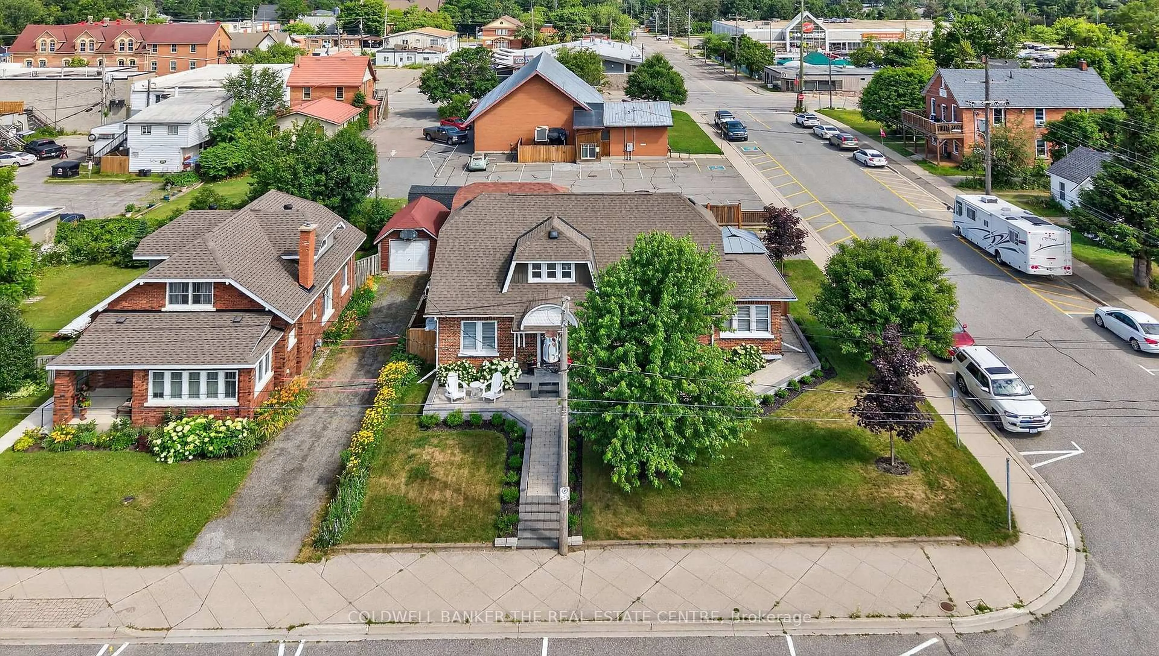 A pic from outside/outdoor area/front of a property/back of a property/a pic from drone, street for 190 Royal St, Gravenhurst Ontario P1P 1H5