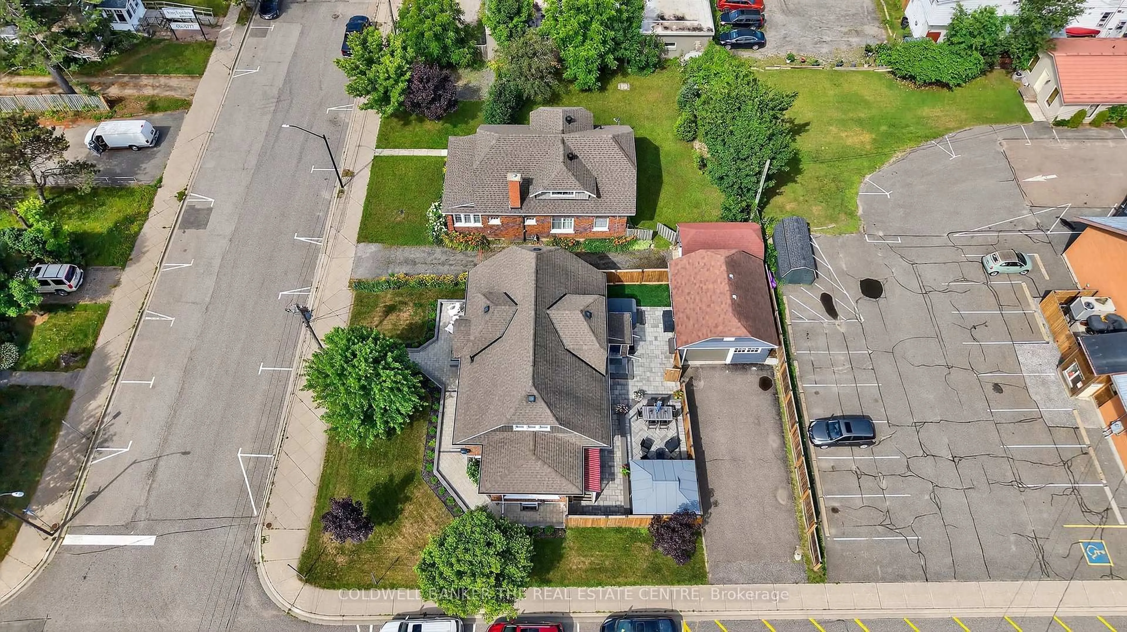 A pic from outside/outdoor area/front of a property/back of a property/a pic from drone, street for 190 Royal St, Gravenhurst Ontario P1P 1H5