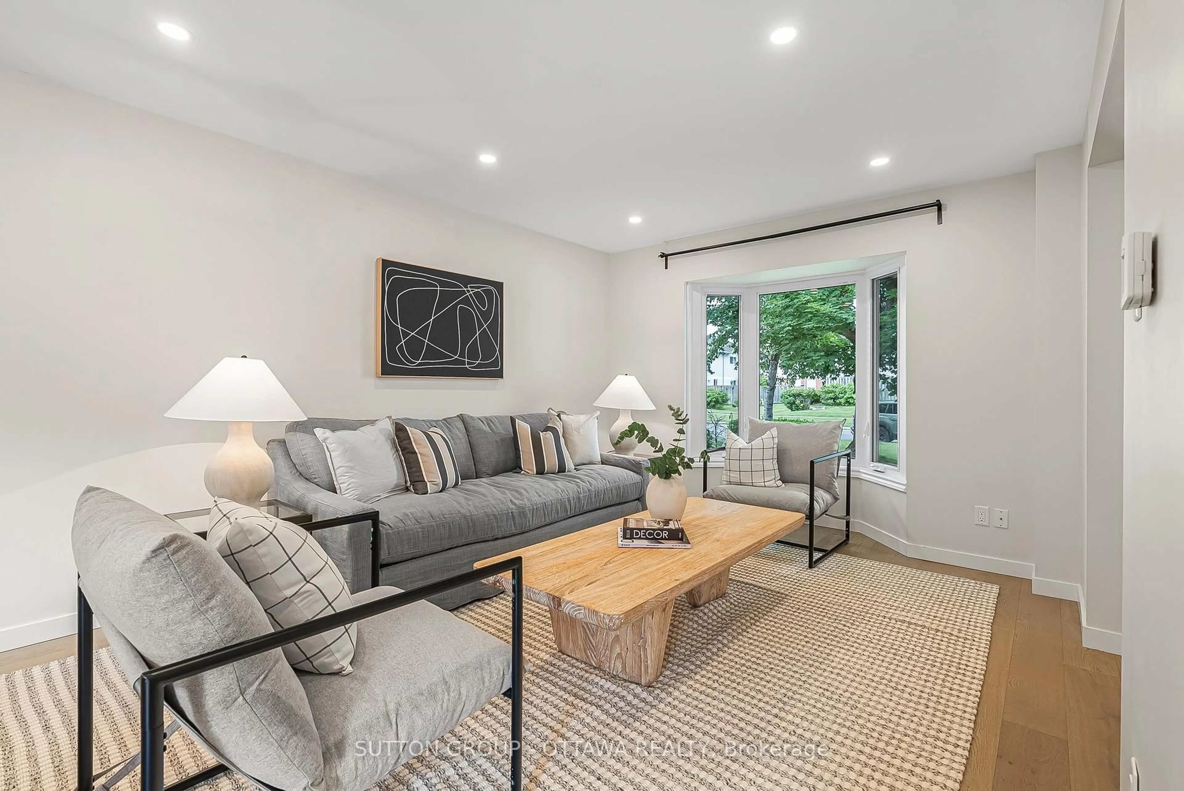 Living room with furniture, unknown for 6651 Tooney Dr, Ottawa Ontario K1C 6P7