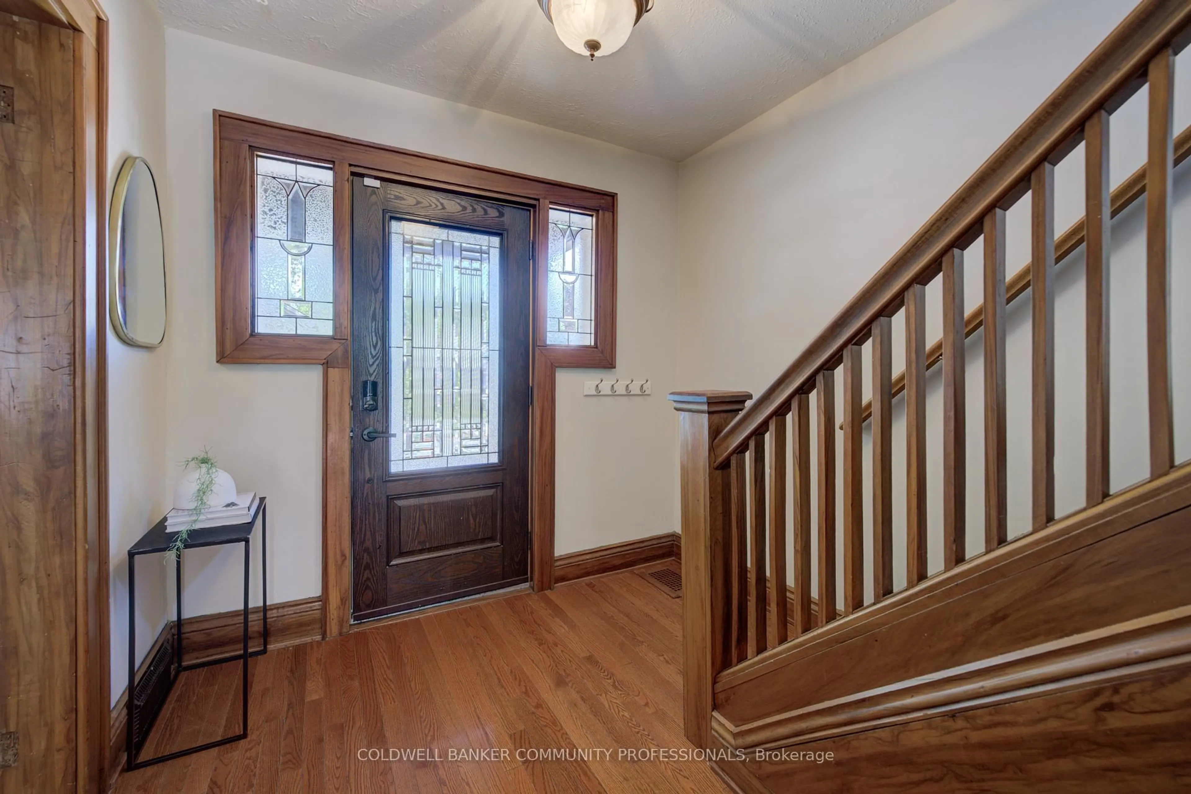 Indoor entryway for 29 Linwood Ave, Hamilton Ontario L8P 4P4
