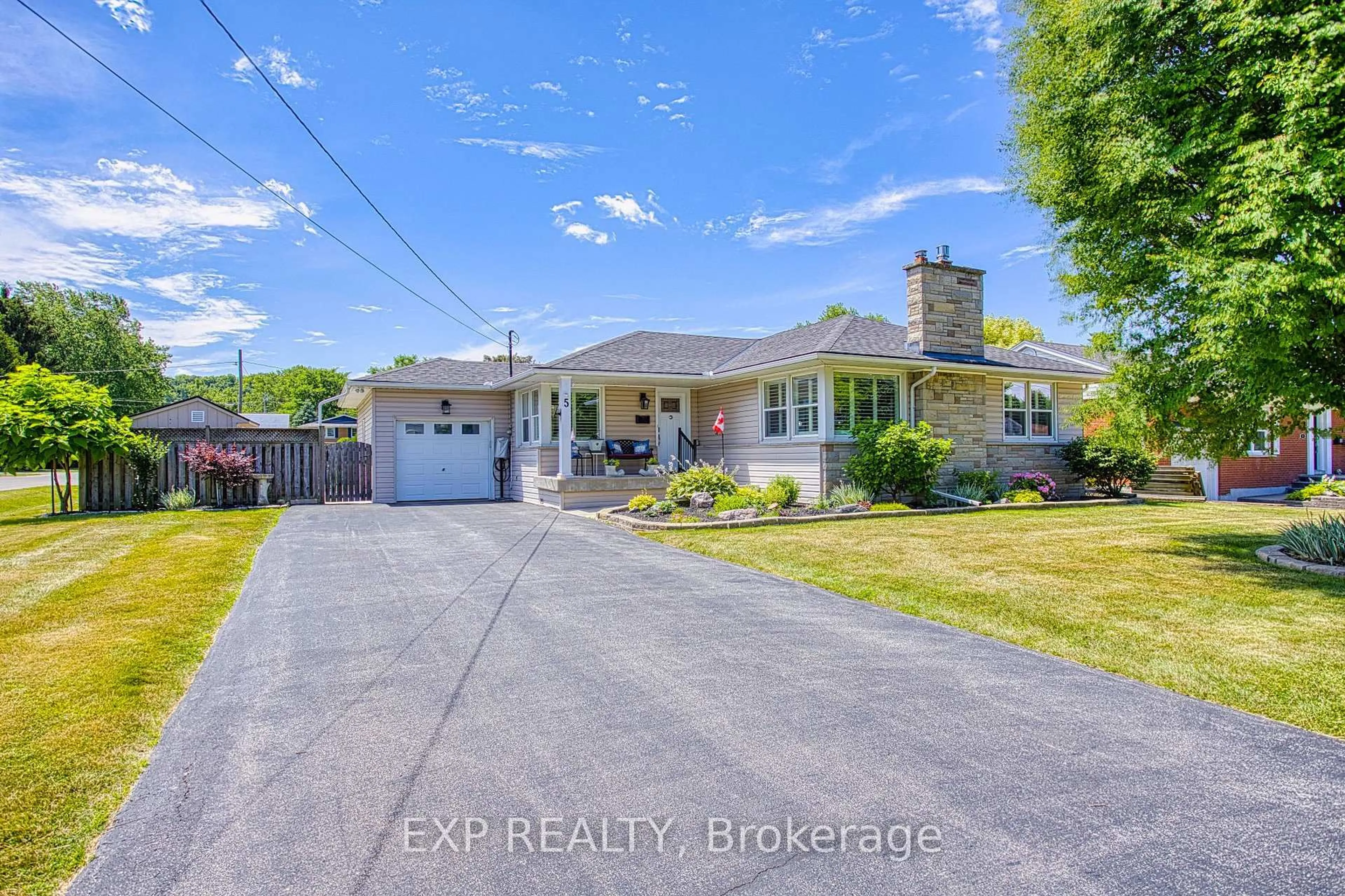 A pic from outside/outdoor area/front of a property/back of a property/a pic from drone, street for 5 Beverly St, Grimsby Ontario L3M 1W5