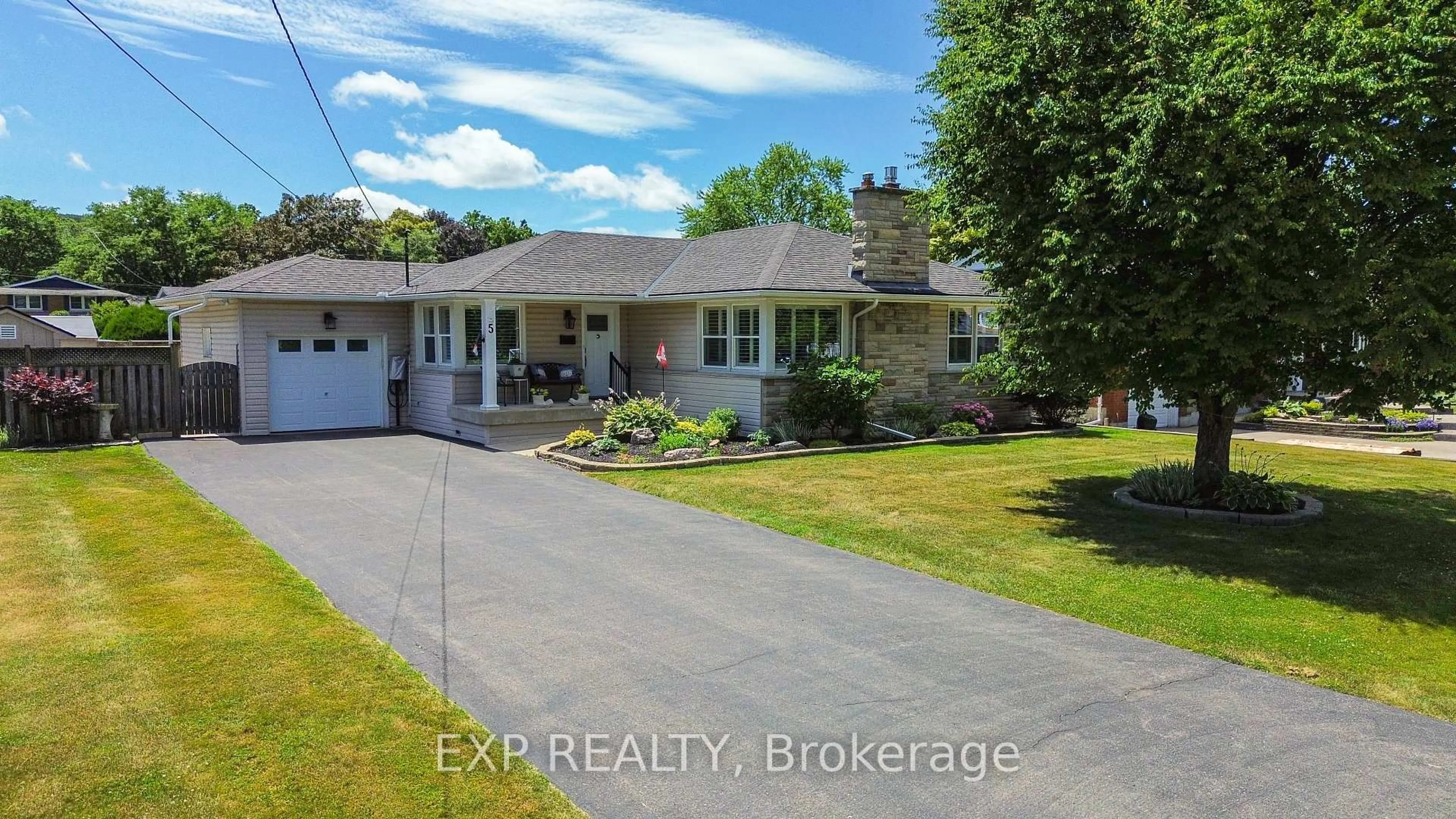 A pic from outside/outdoor area/front of a property/back of a property/a pic from drone, street for 5 Beverly St, Grimsby Ontario L3M 1W5