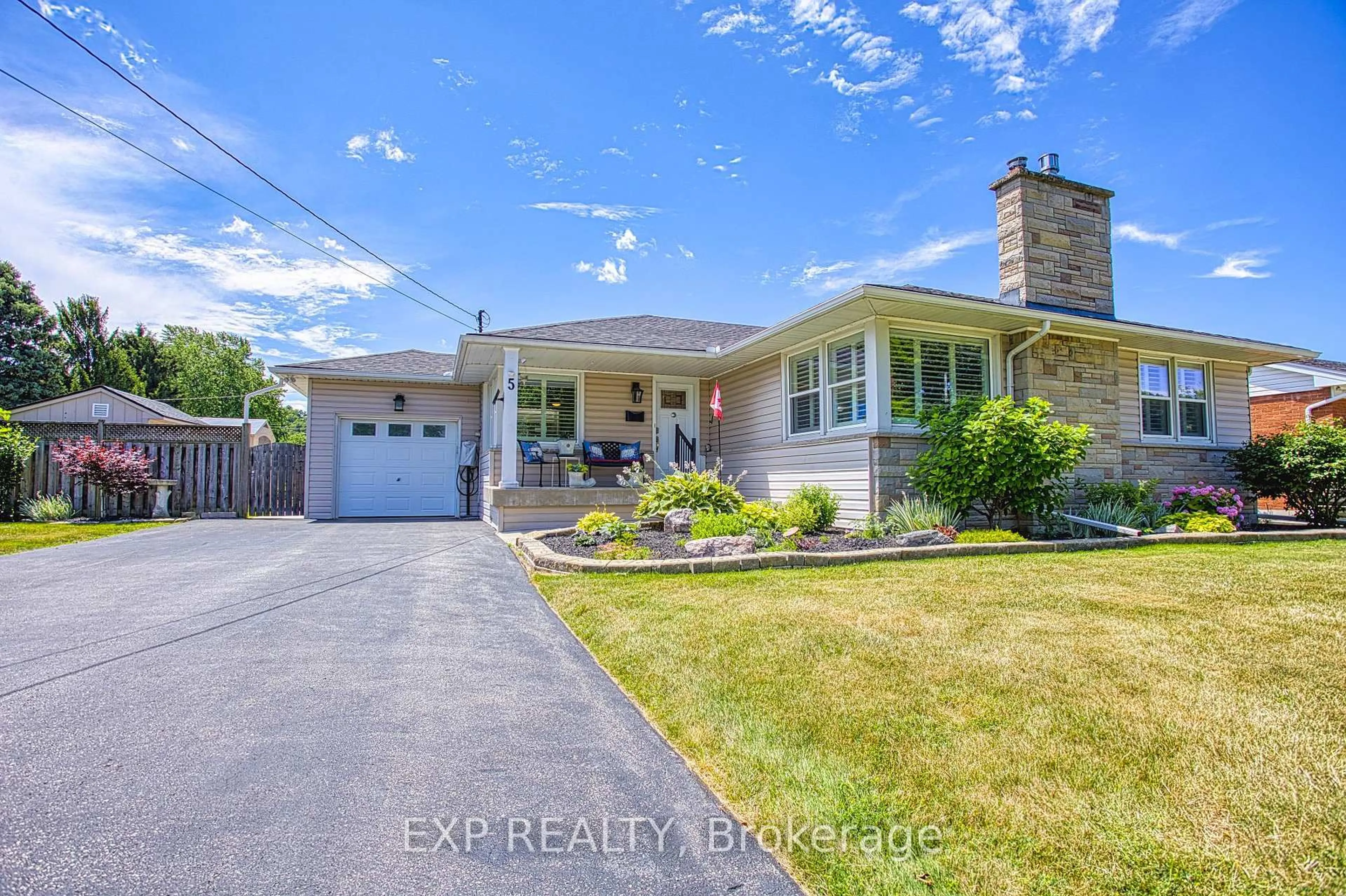 Home with brick exterior material, street for 5 Beverly St, Grimsby Ontario L3M 1W5