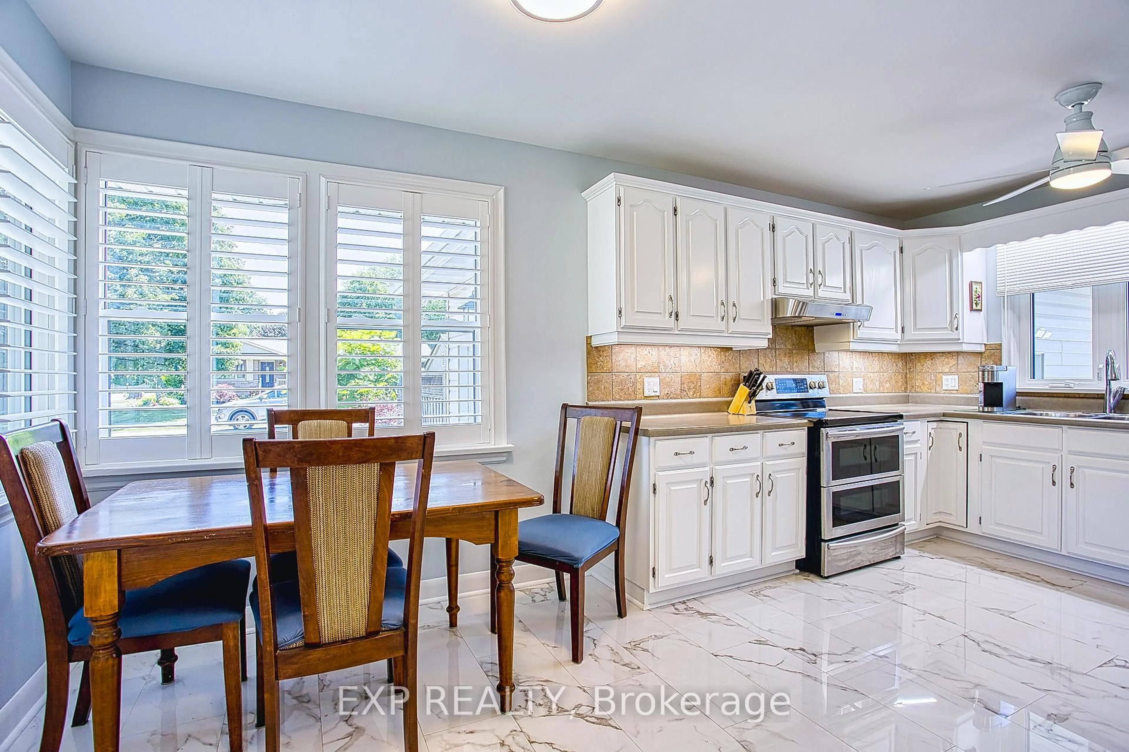 Open concept kitchen, ceramic/tile floor for 5 Beverly St, Grimsby Ontario L3M 1W5