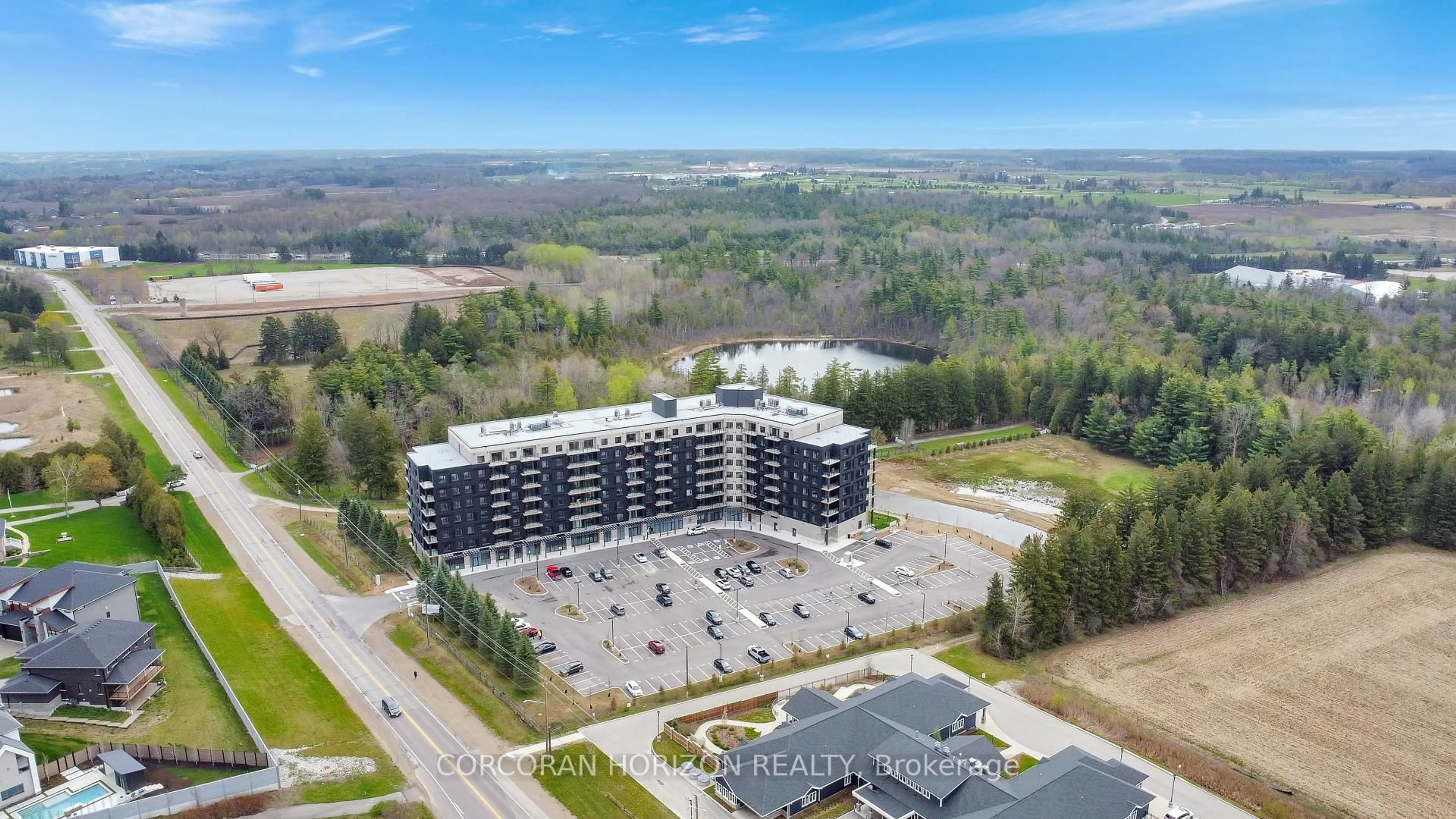 A pic from outside/outdoor area/front of a property/back of a property/a pic from drone, building for 525 New Dundee Rd #706, Kitchener Ontario N2P 0K8