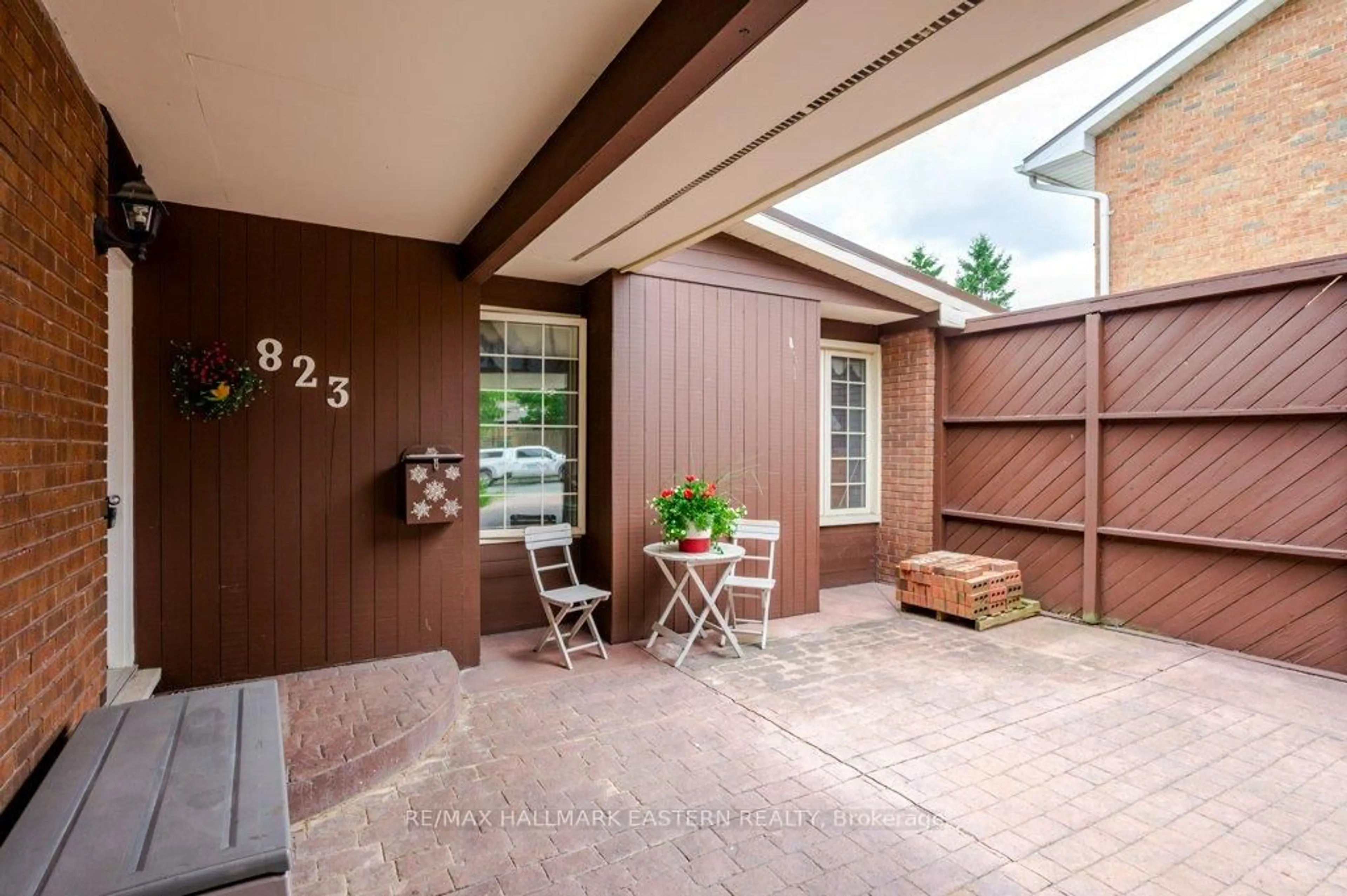 Patio, street for 823 Wedgewood Crt, Peterborough West Ontario K9J 7T8