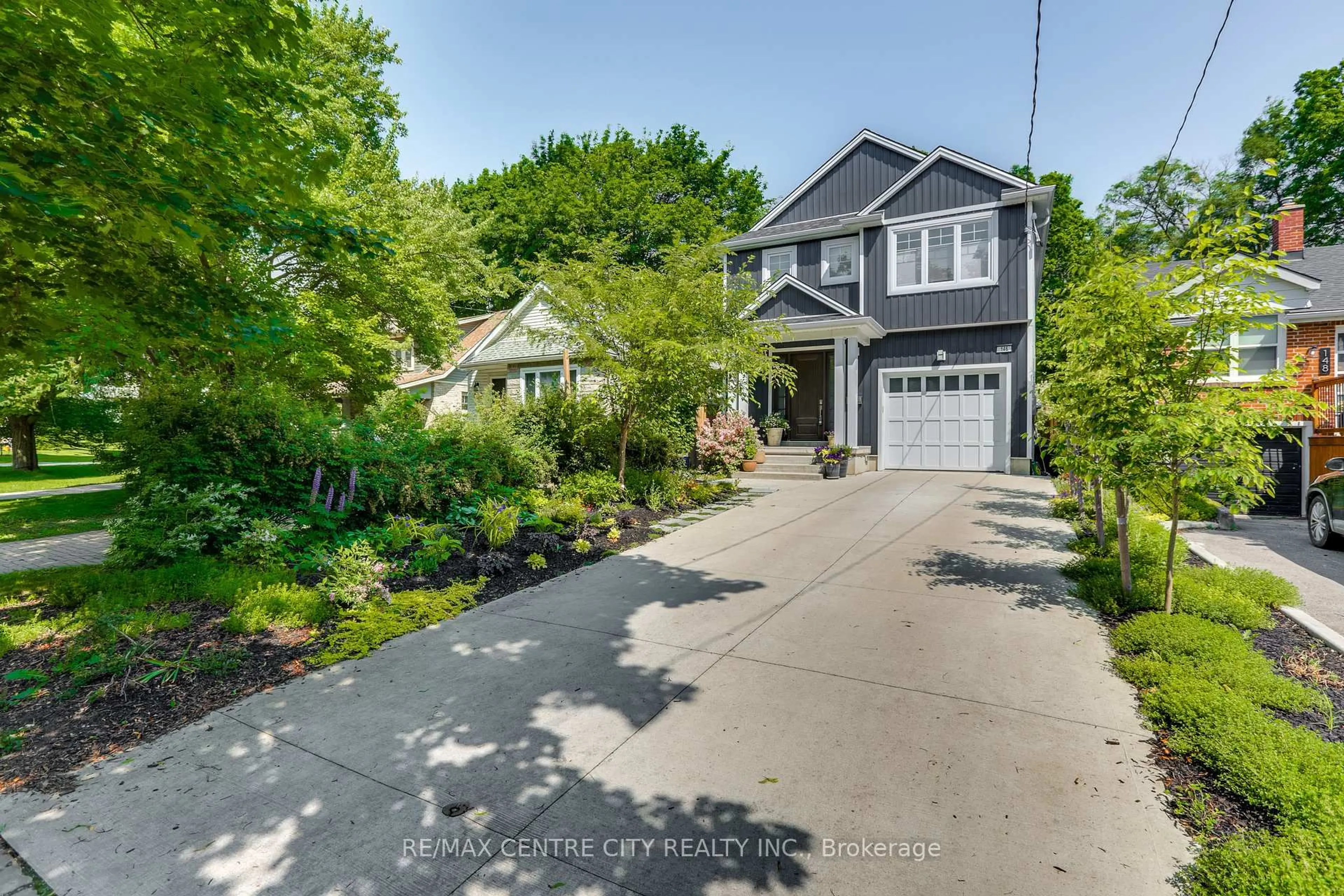 A pic from outside/outdoor area/front of a property/back of a property/a pic from drone, street for 146 Victoria St, London East Ontario N6A 2B7