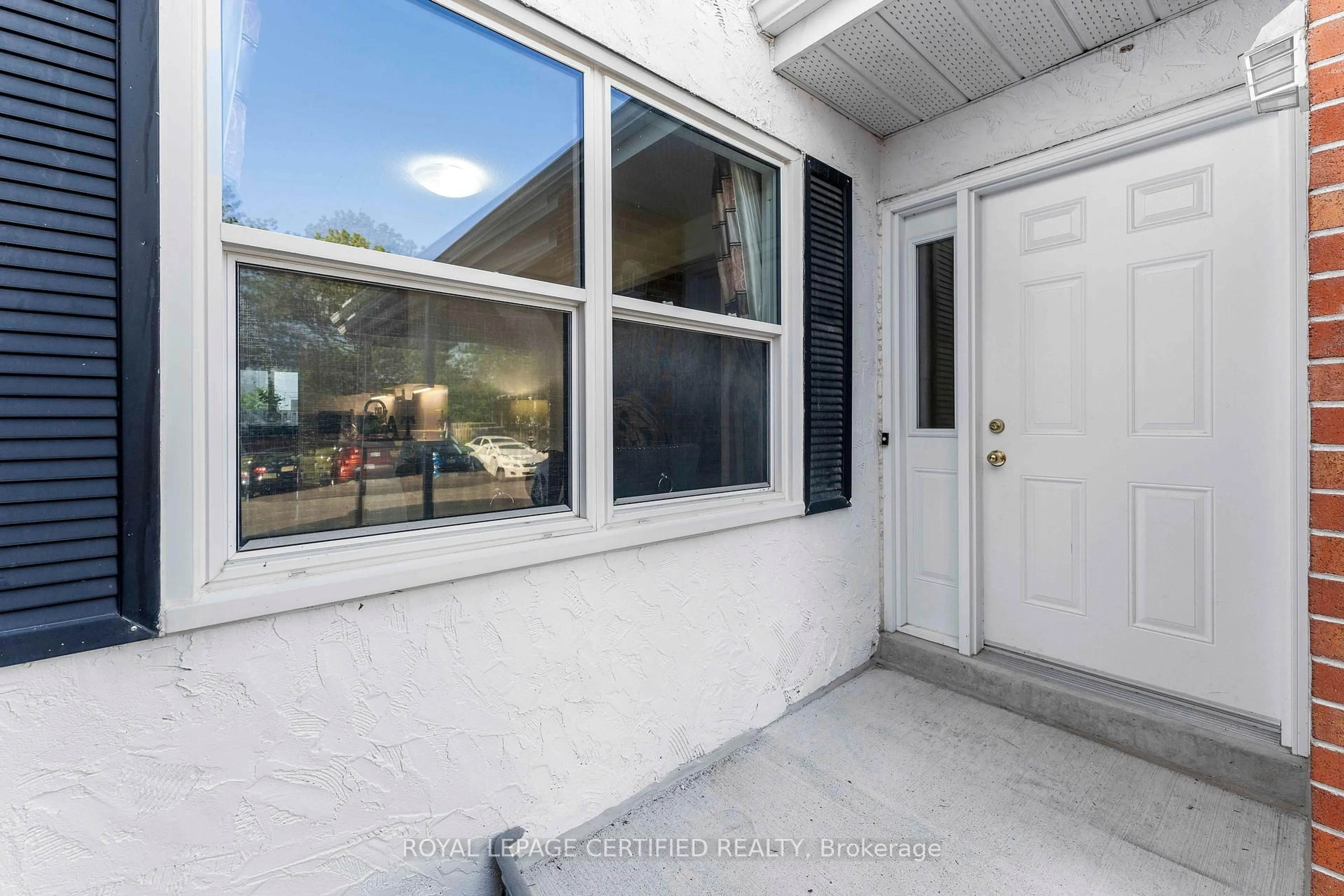 Indoor entryway for 405 Keats Way #2, Waterloo Ontario N2L 5S7