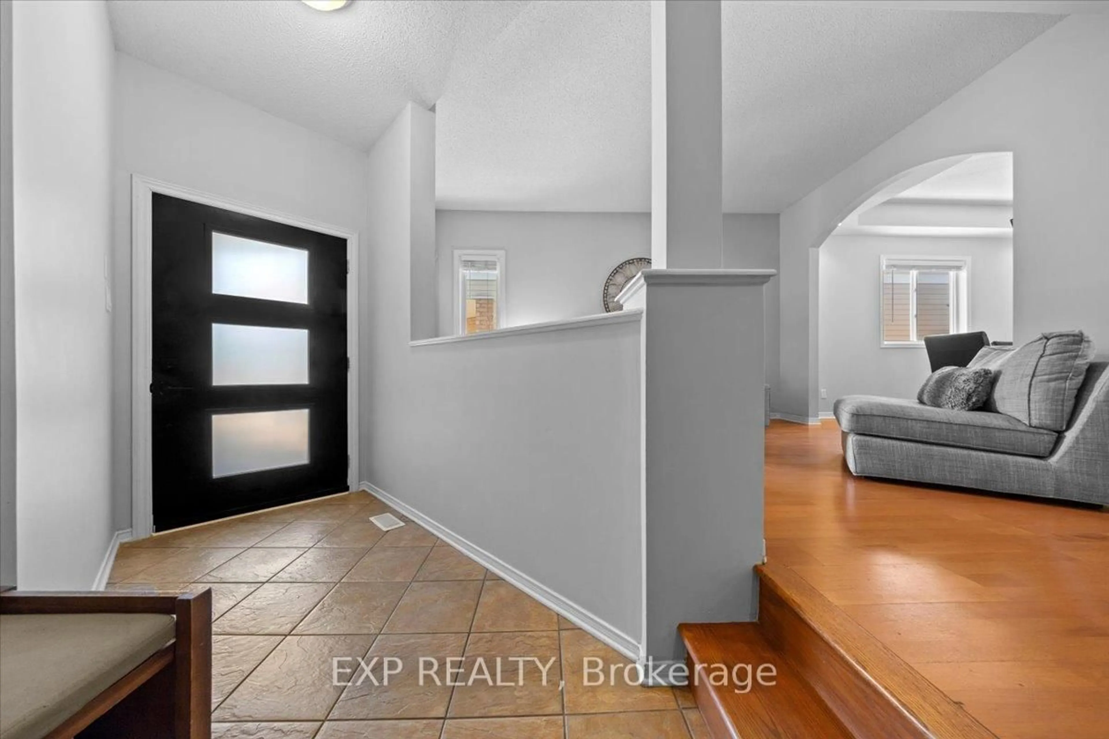 Indoor entryway for 60 Golders Green Lane, Ottawa Ontario K2J 5G2